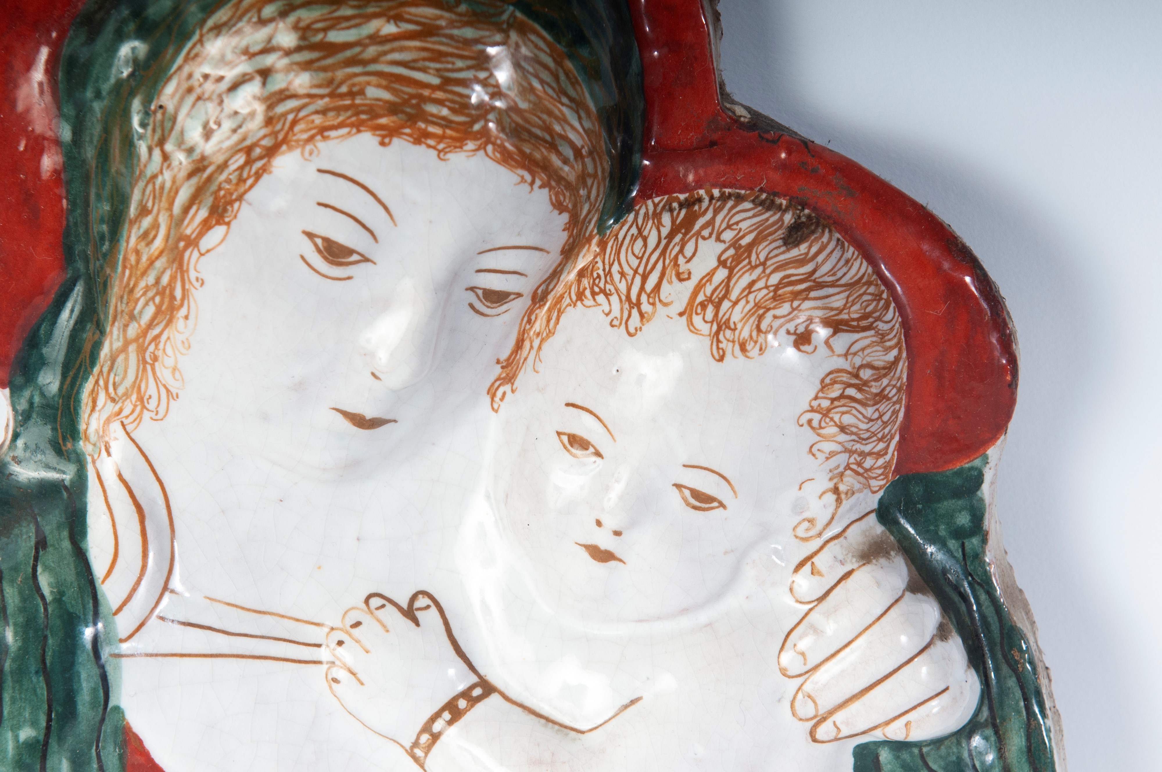 Madonna del Monticino, Rilievo in ceramica policroma