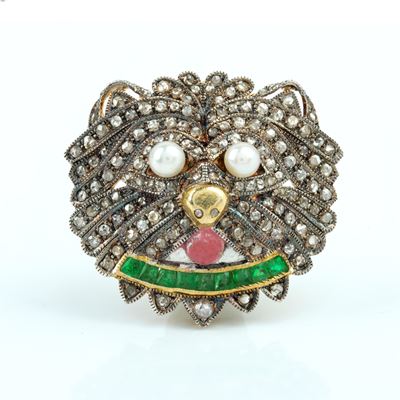 Spilla a forma di felino, argento e argento dorato con pavé di diamanti e smeraldi