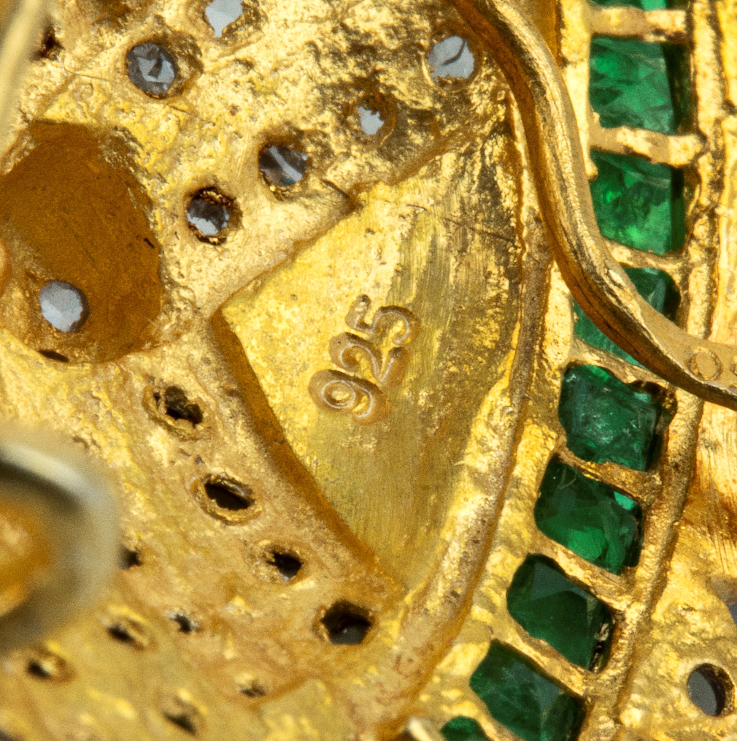 Spilla a forma di felino, argento e argento dorato con pavé di diamanti e smeraldi