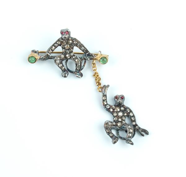 Spilla di ispirazione Vittoriana, con scimmie dondolanti in argento, oro, diamanti, smeraldi e rubini