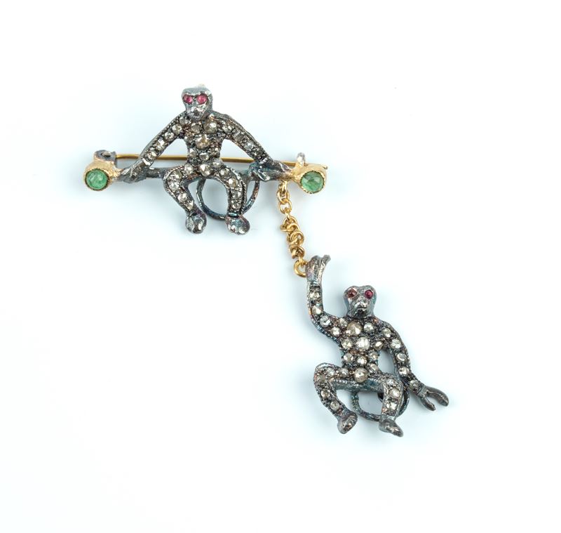 Spilla di ispirazione vittoriana con due scimmie dondolanti, in argento e oro, con diamanti, smer...