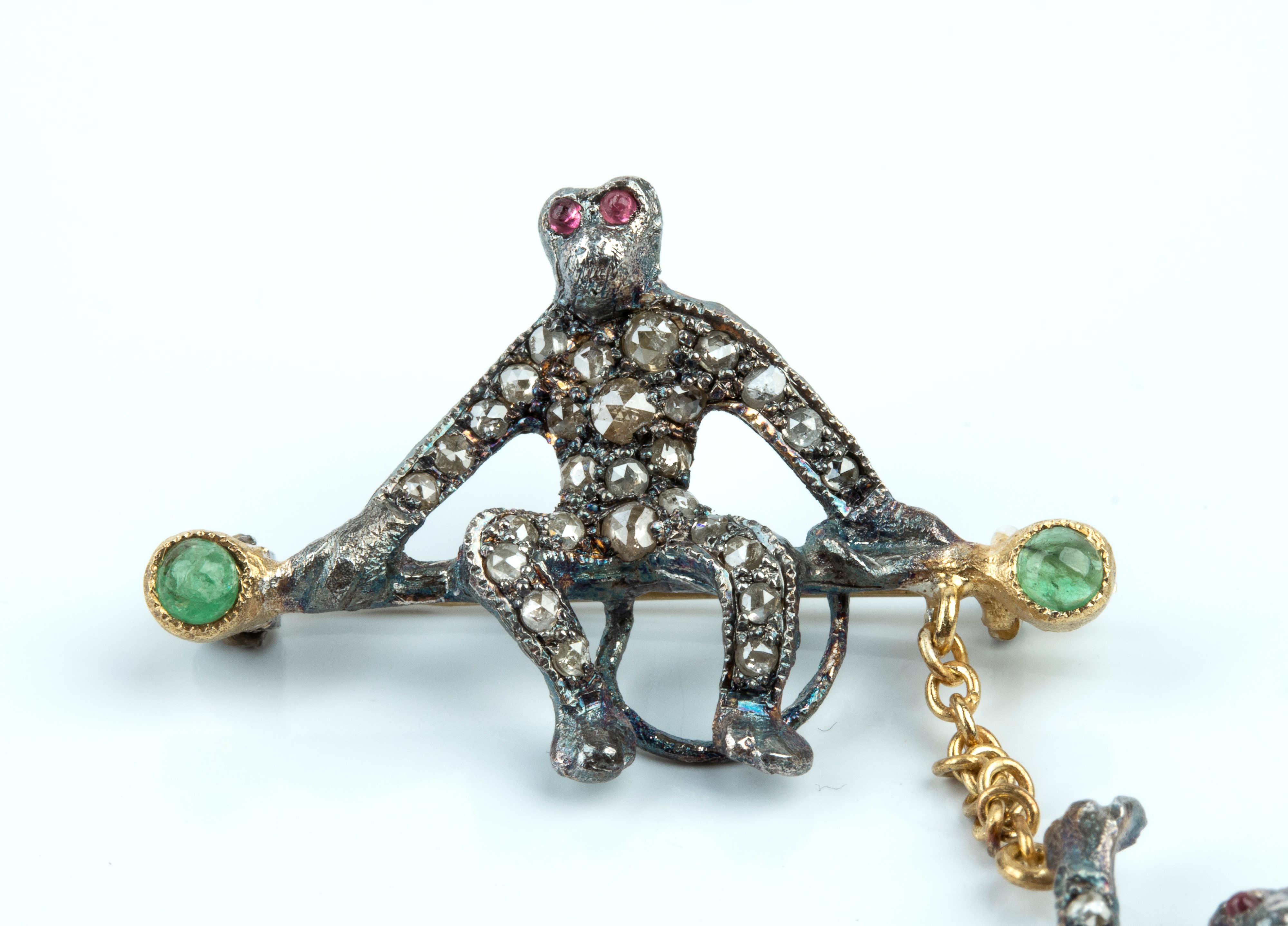 Spilla di ispirazione vittoriana con due scimmie dondolanti, in argento e oro, con diamanti, smer...