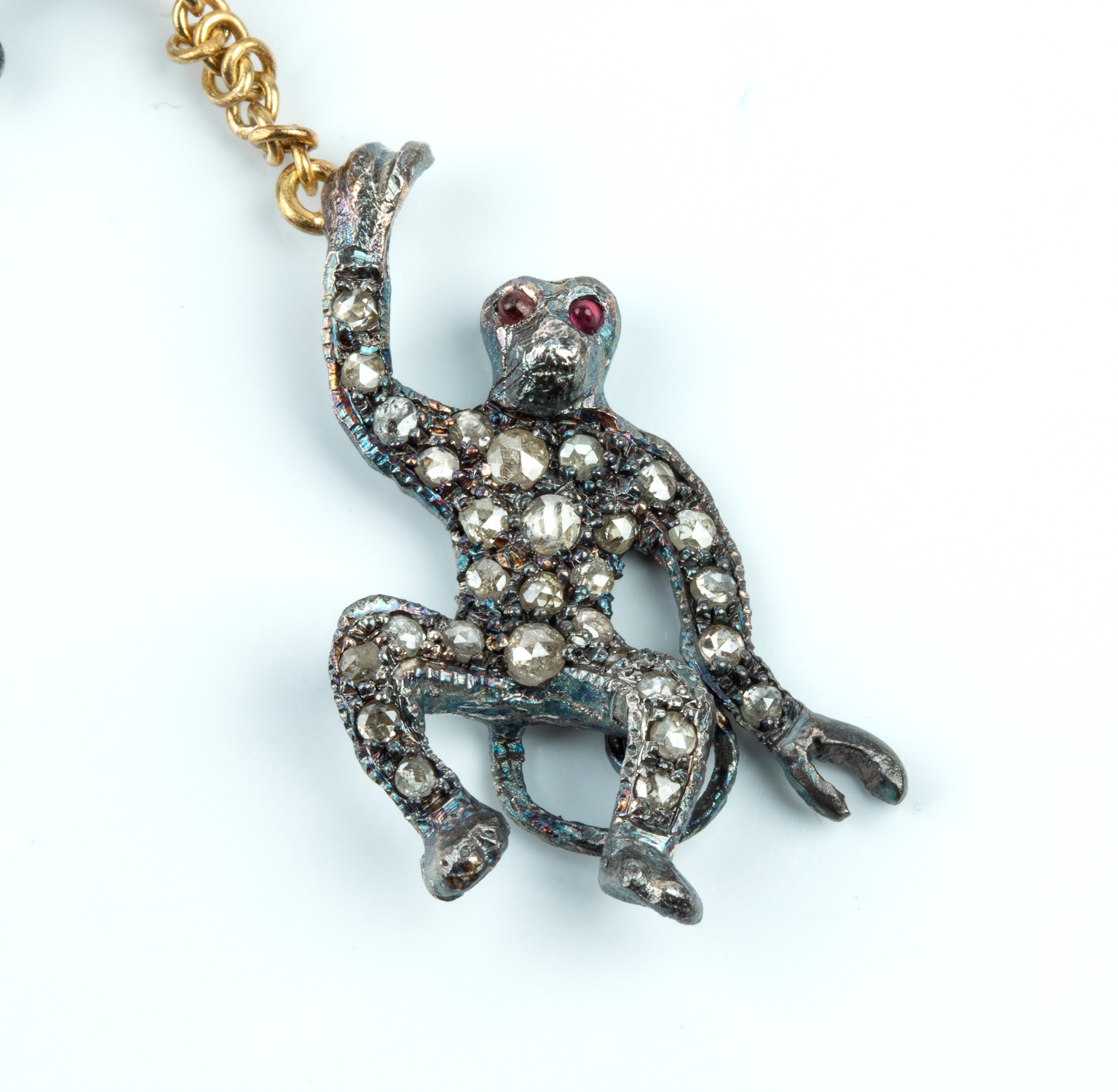 Spilla di ispirazione vittoriana con due scimmie dondolanti, in argento e oro, con diamanti, smer...