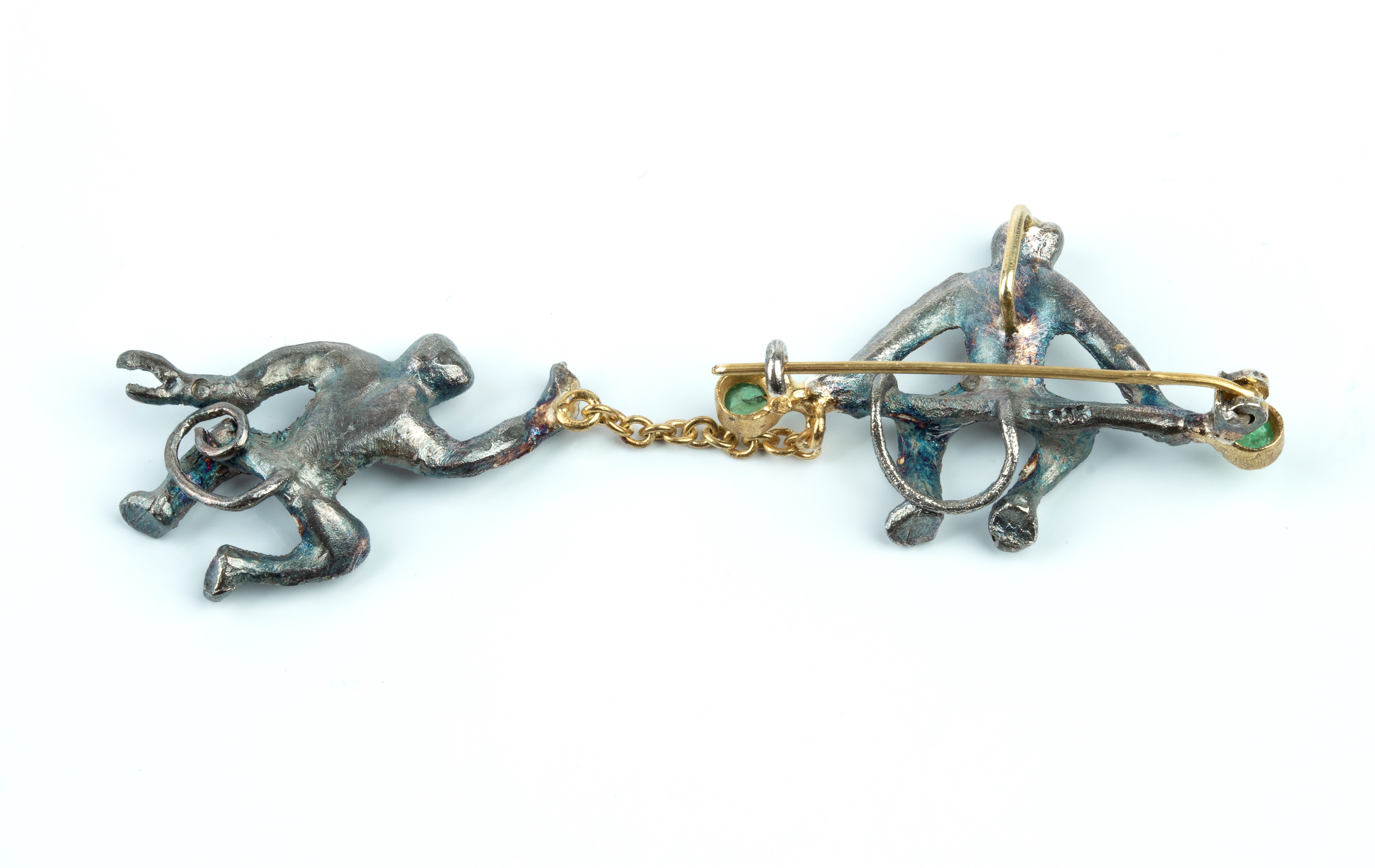 Spilla di ispirazione vittoriana con due scimmie dondolanti, in argento e oro, con diamanti, smer...