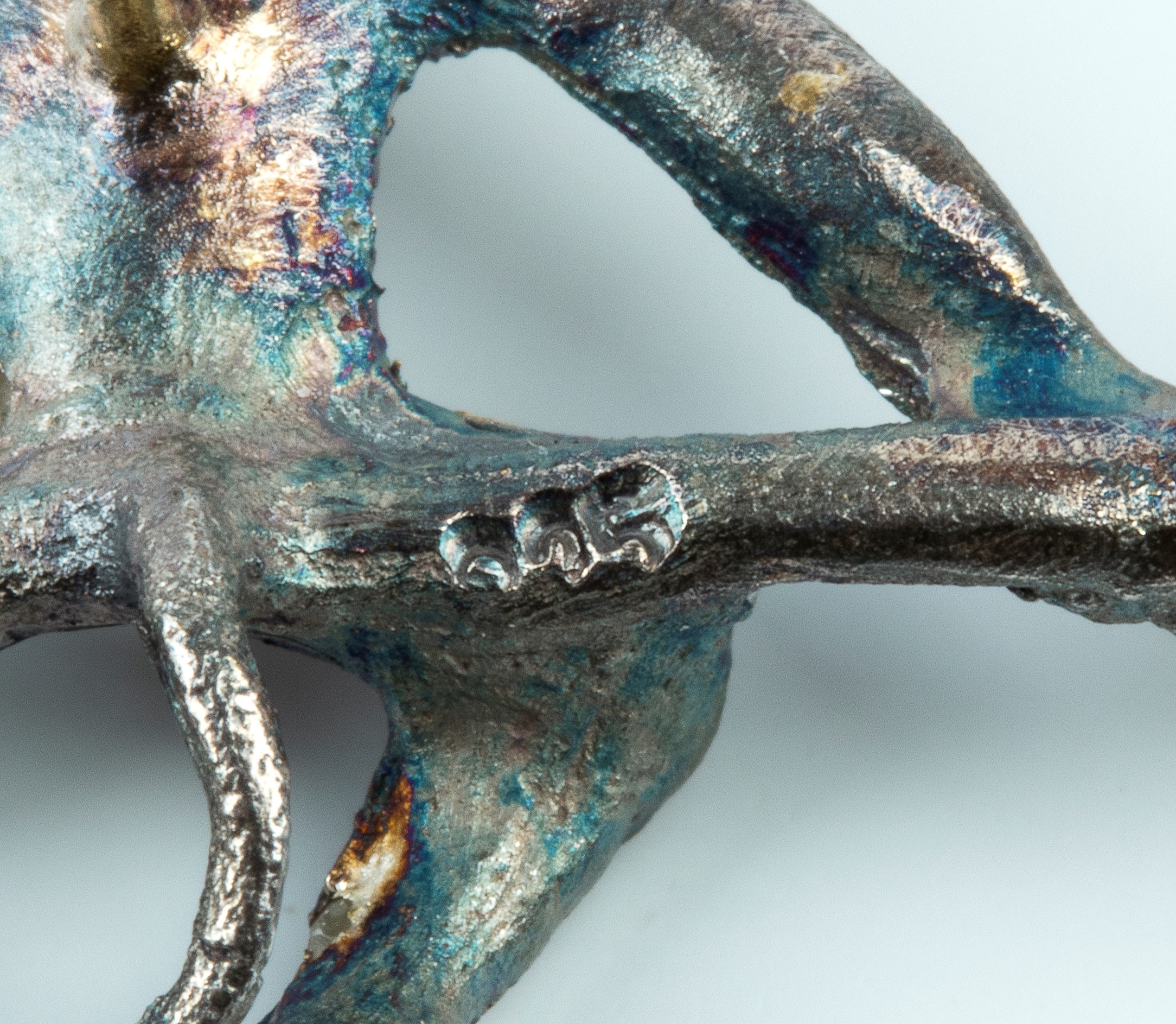 Spilla di ispirazione vittoriana con due scimmie dondolanti, in argento e oro, con diamanti, smer...