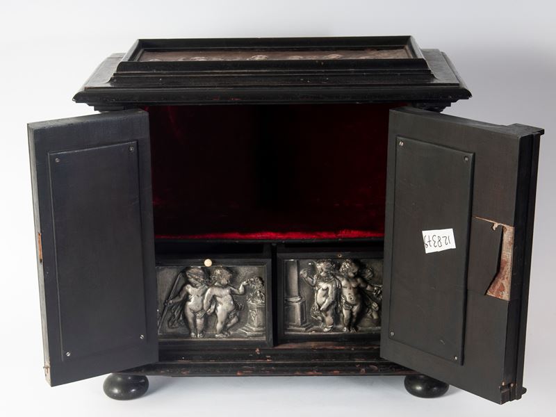 Secretaire a due sportelli in legno ebanizzato