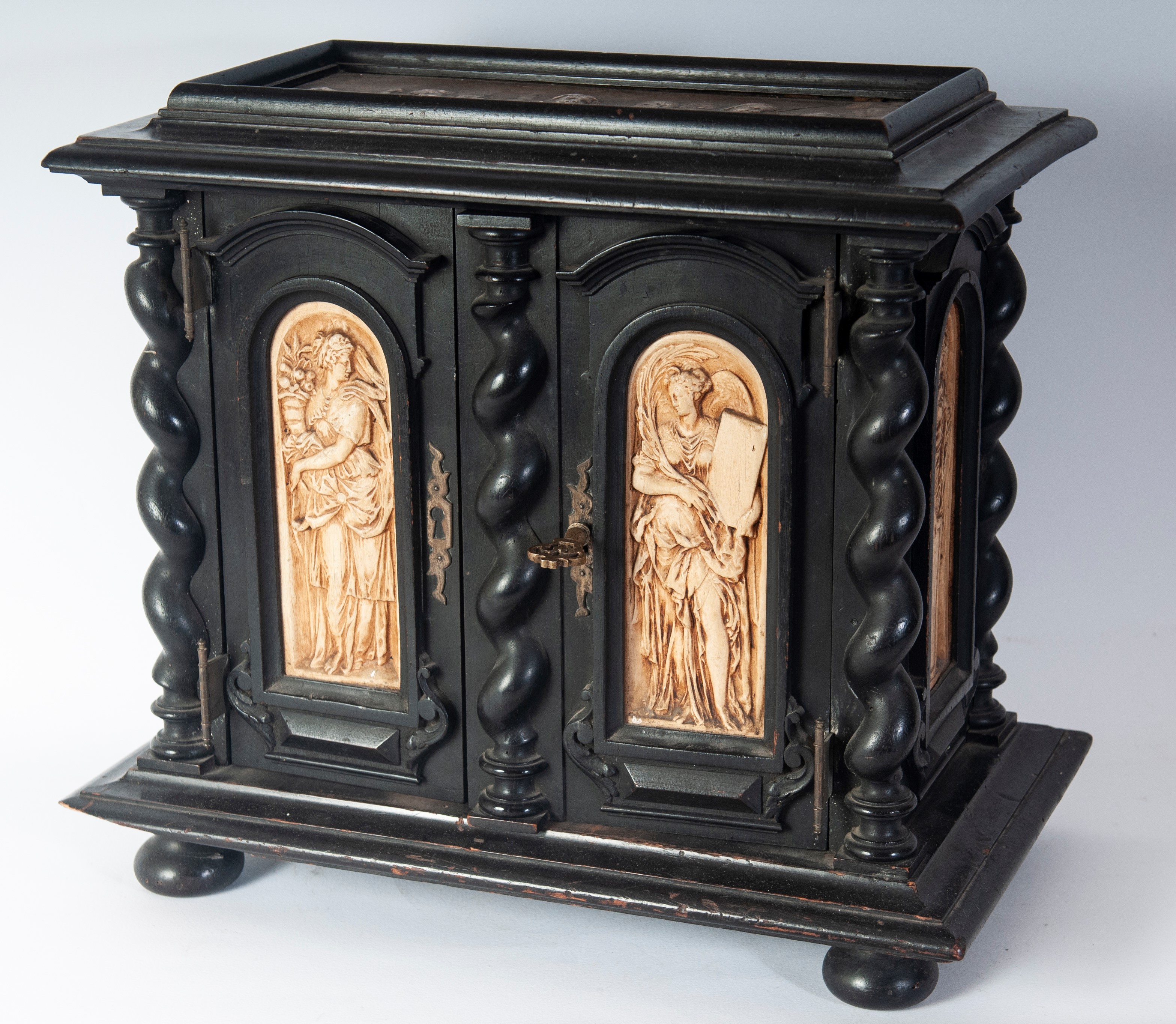 Secretaire a due sportelli in legno ebanizzato