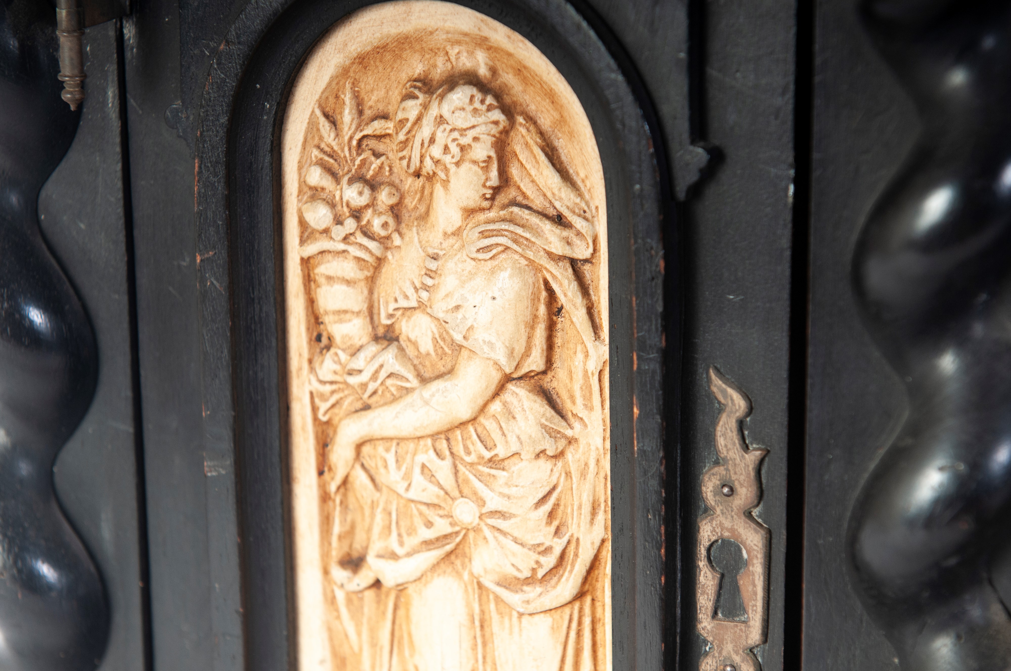 Secretaire a due sportelli in legno ebanizzato