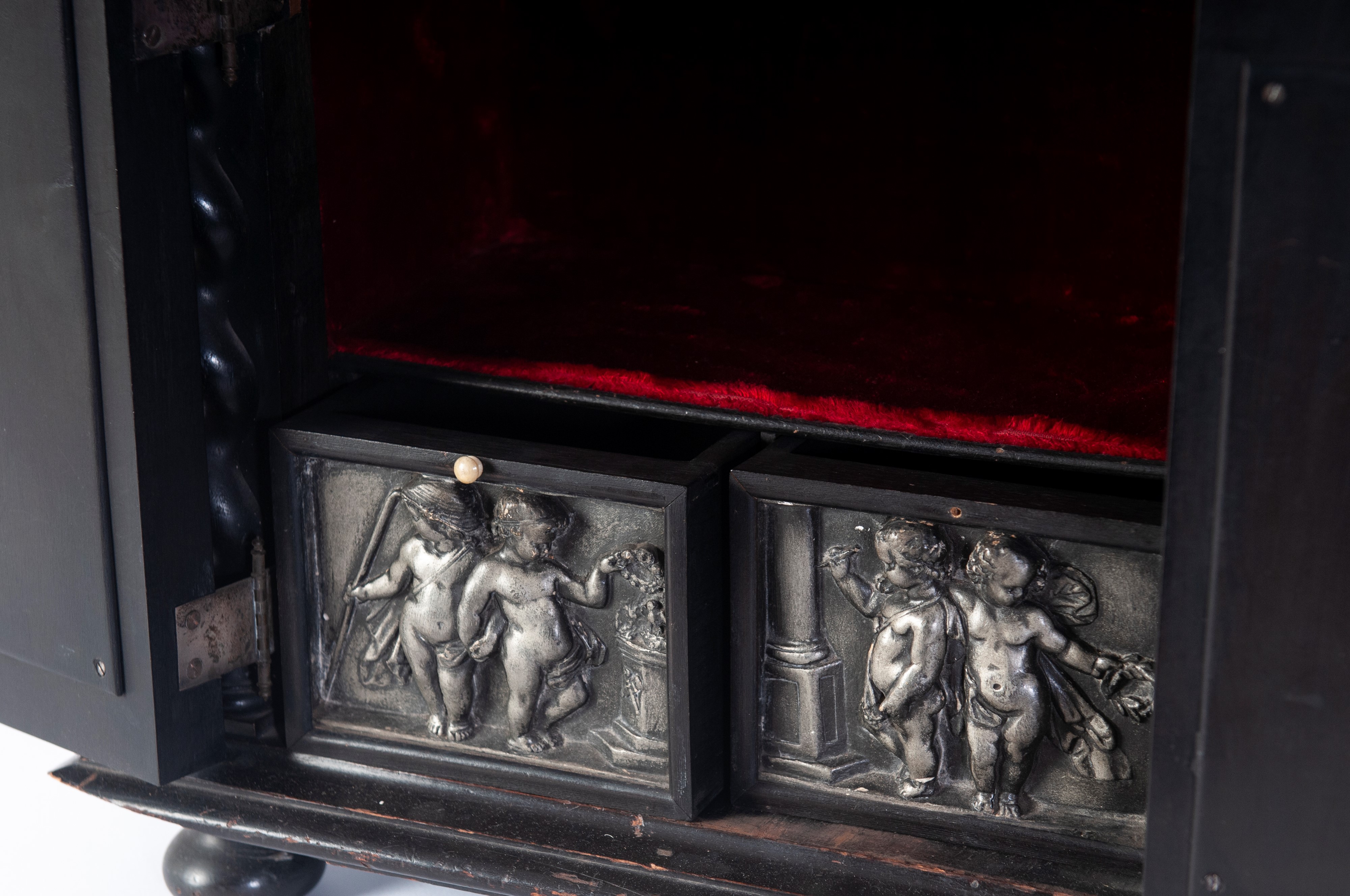 Secretaire a due sportelli in legno ebanizzato