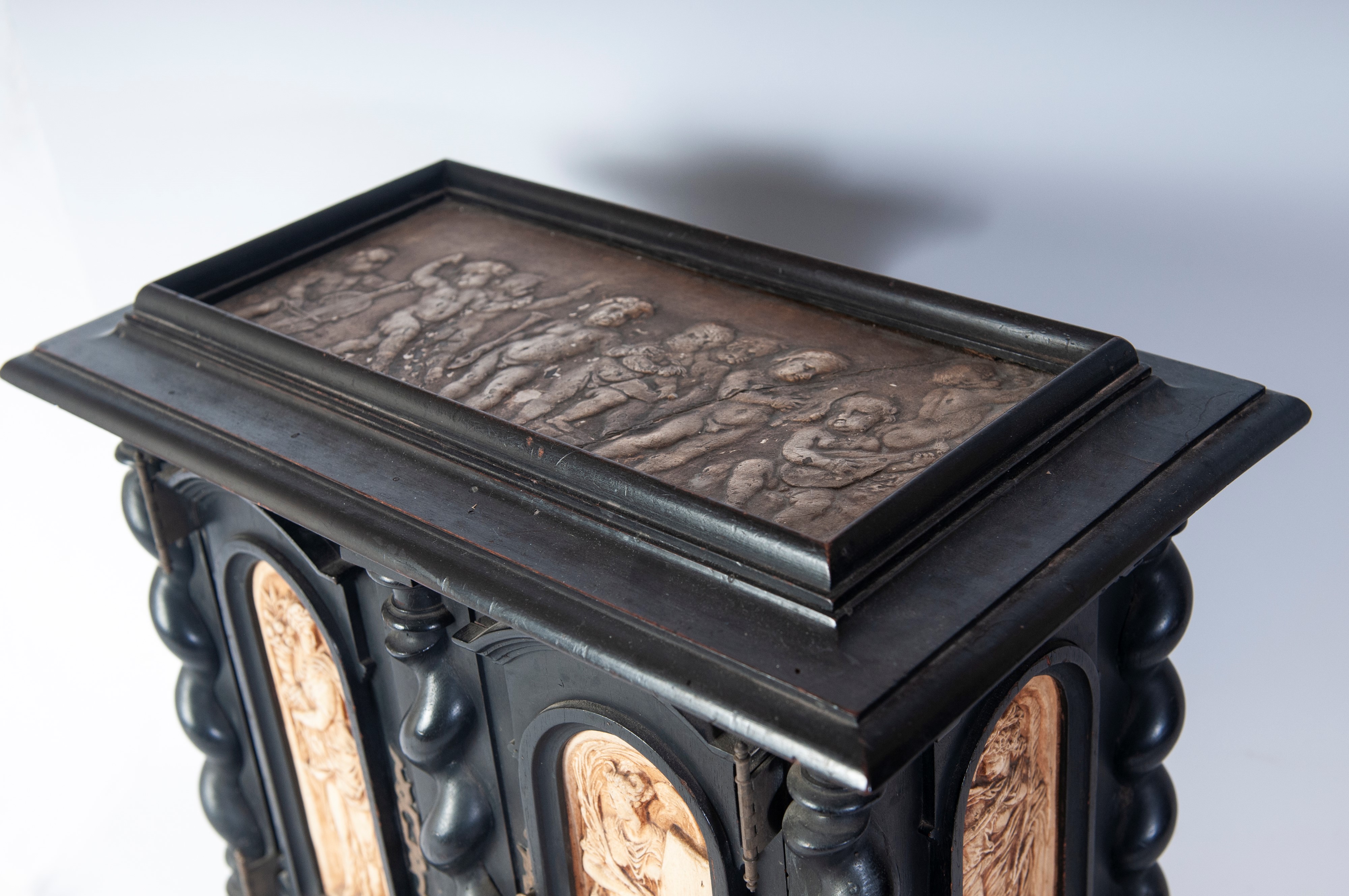 Secretaire a due sportelli in legno ebanizzato