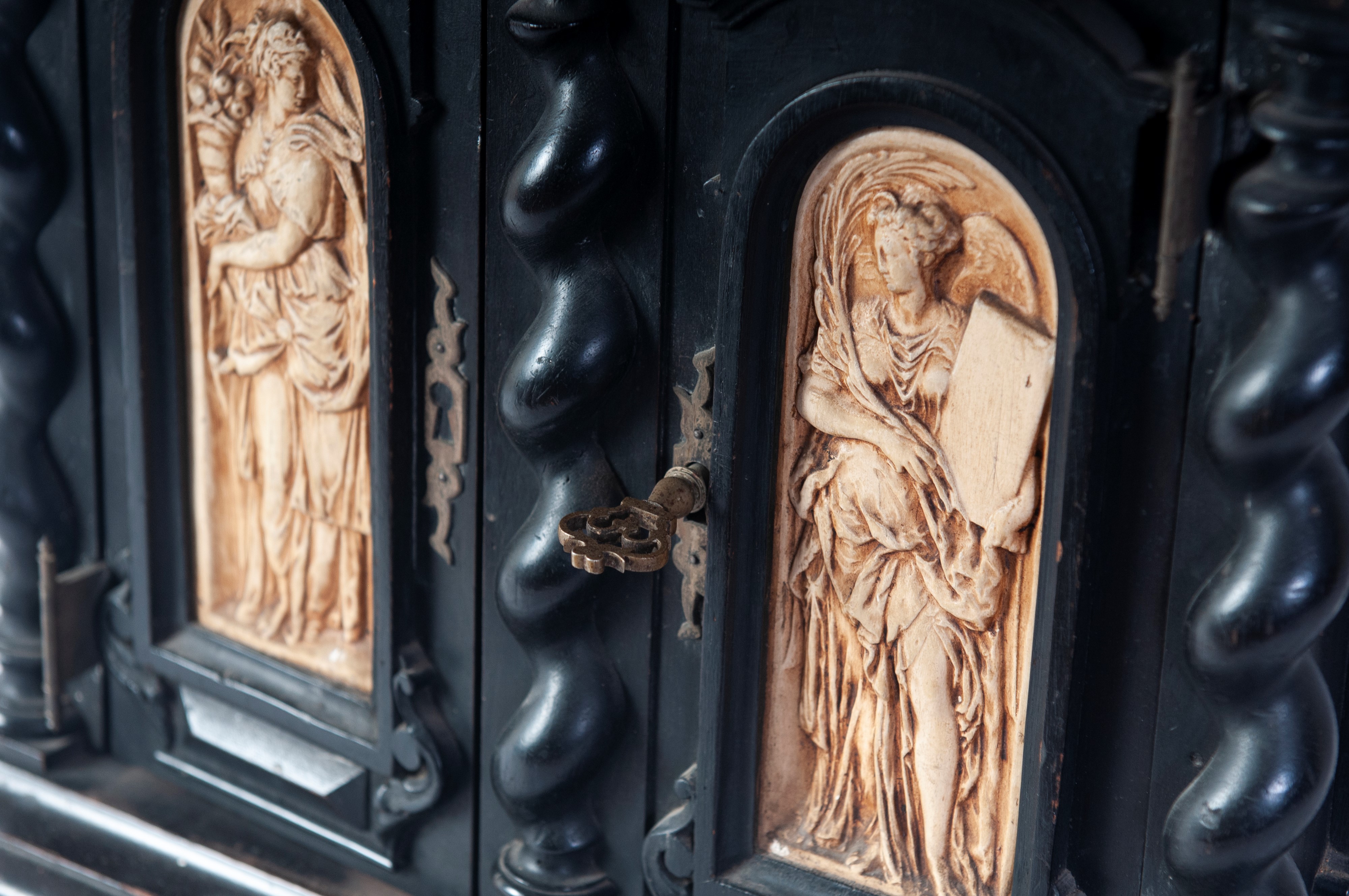 Secretaire a due sportelli in legno ebanizzato