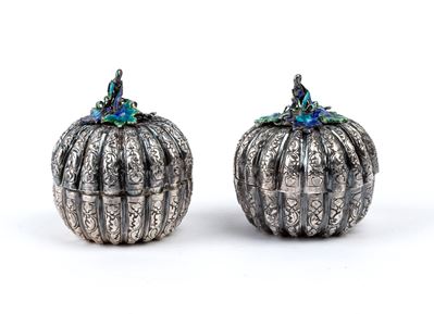 India, Coppia di scatoline indiane a forma di zucca in argento, sbalzo e cesello, XIX secolo