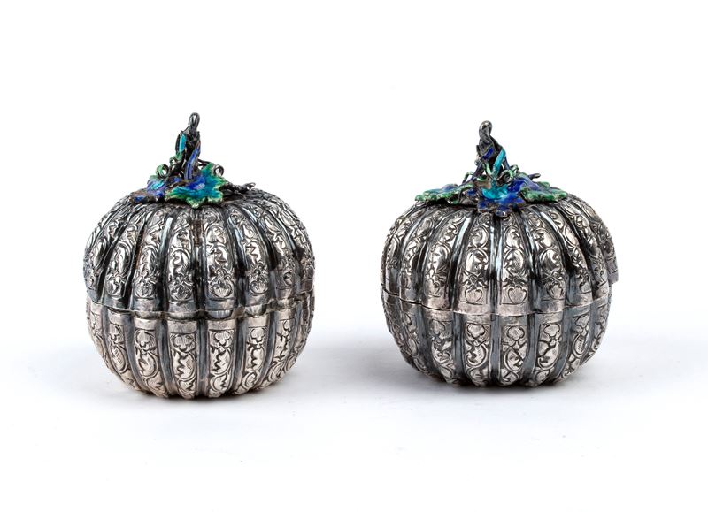 India, Coppia di scatoline indiane a forma di zucca in argento, sbalzo e cesello, XIX secolo