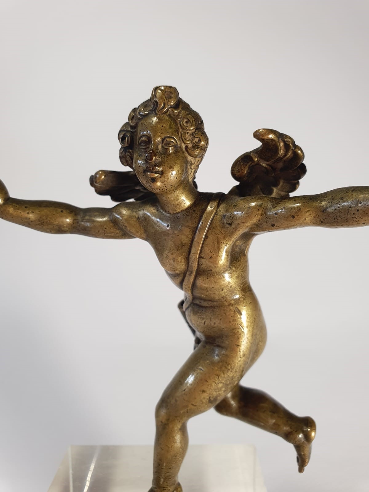Putto alato