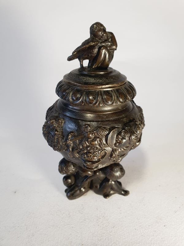 Calamaio con putti e panoplie