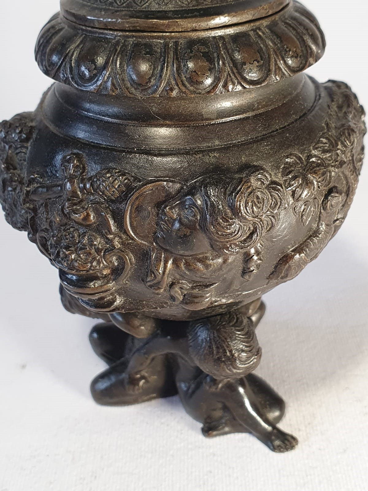 Calamaio con putti e panoplie