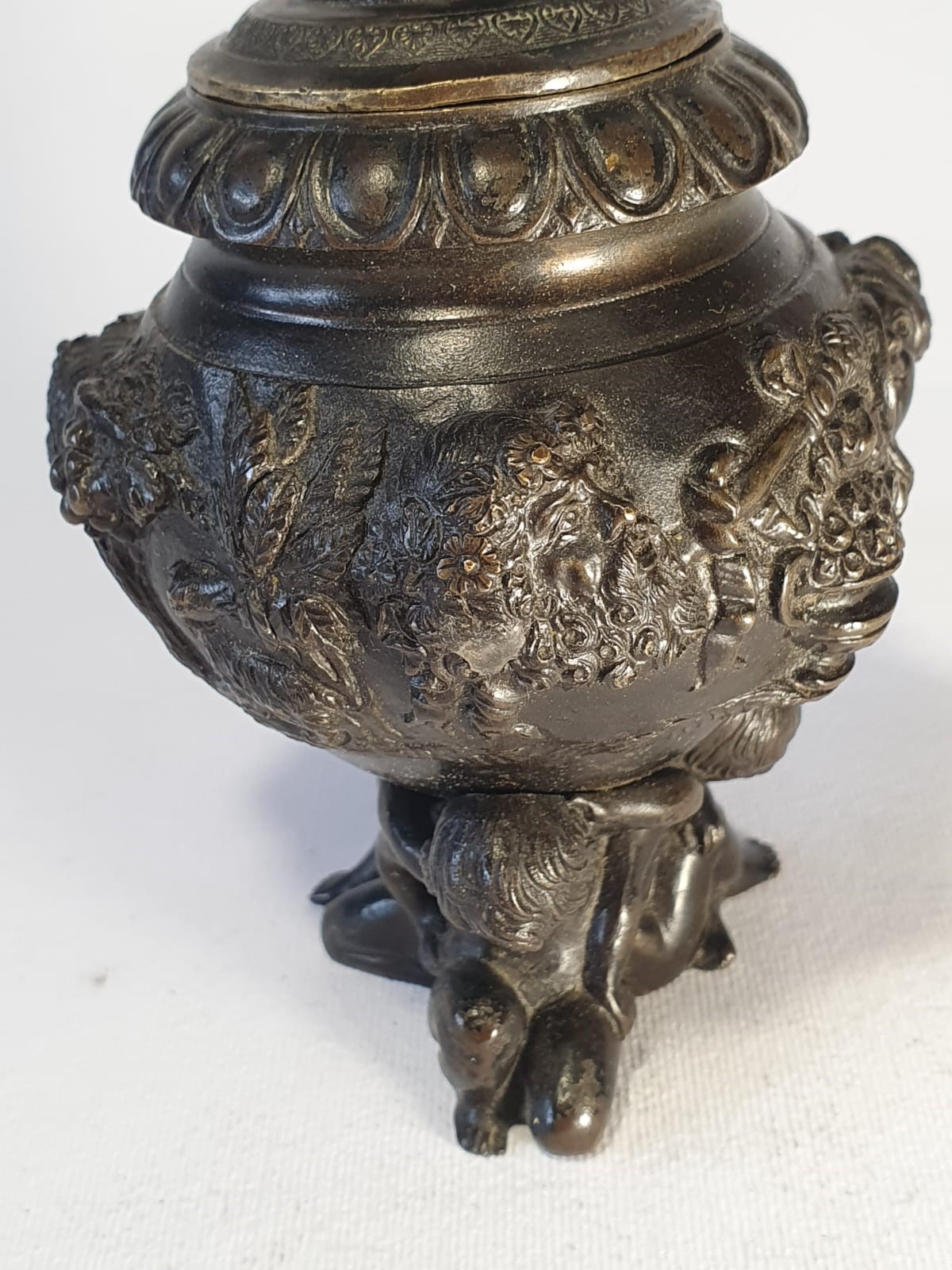 Calamaio con putti e panoplie