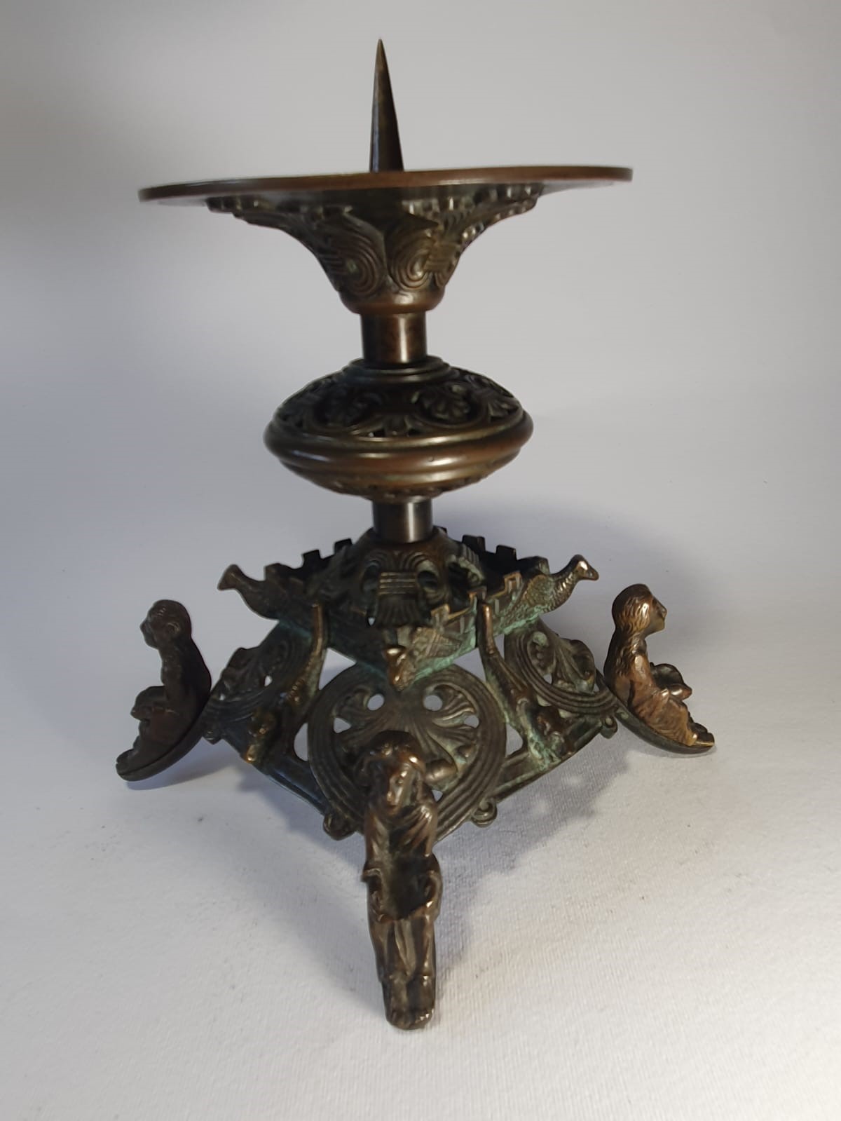 Candeliere istoriato stile medievale