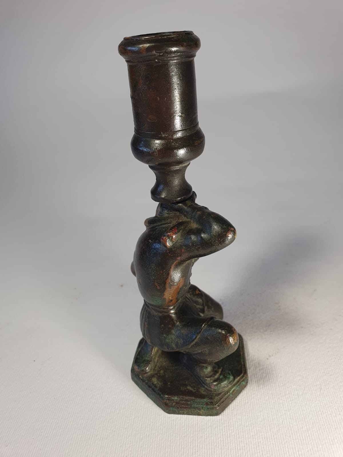 Candeliere a forma di uomo inginocchiato