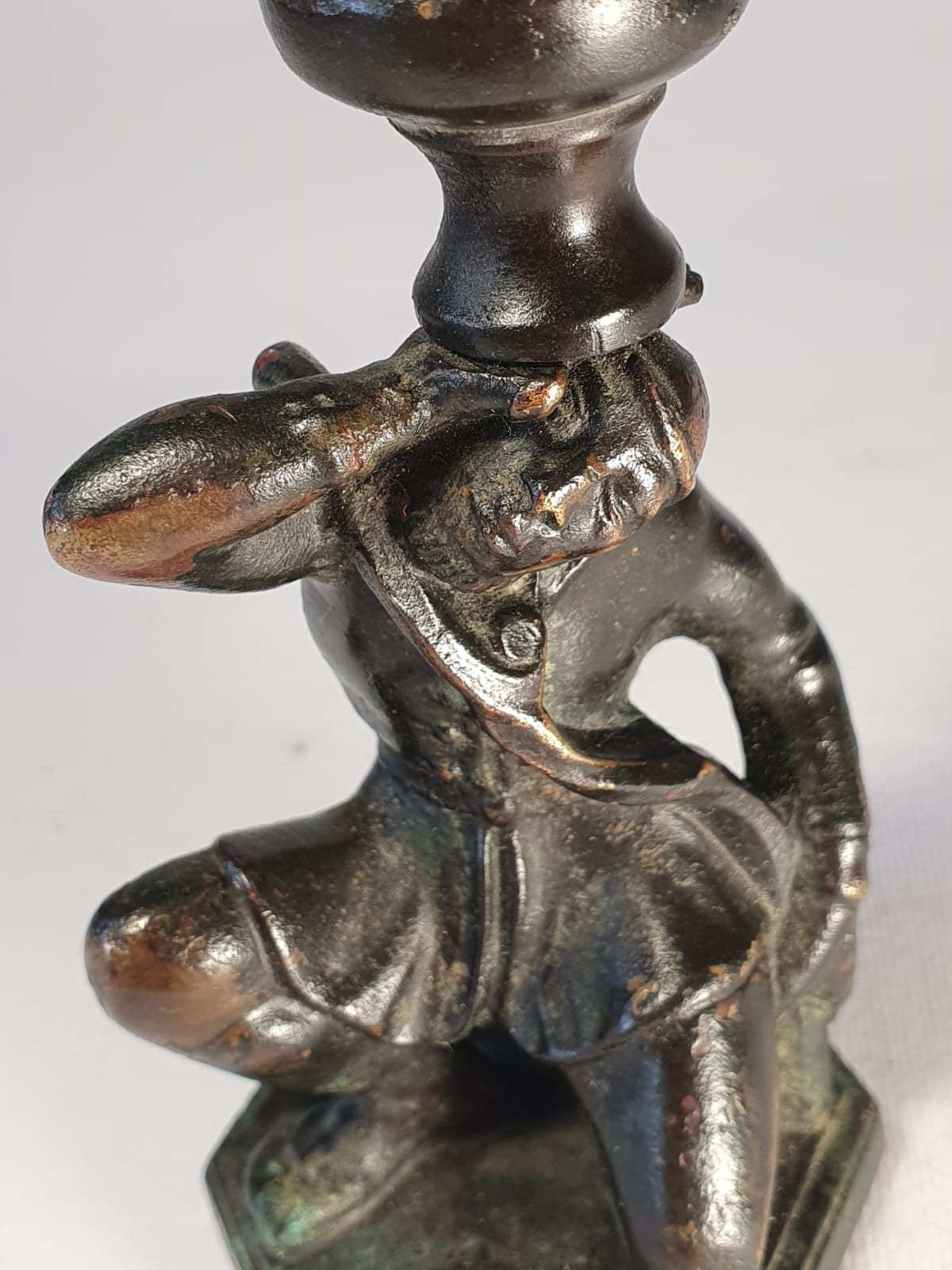 Candeliere a forma di uomo inginocchiato