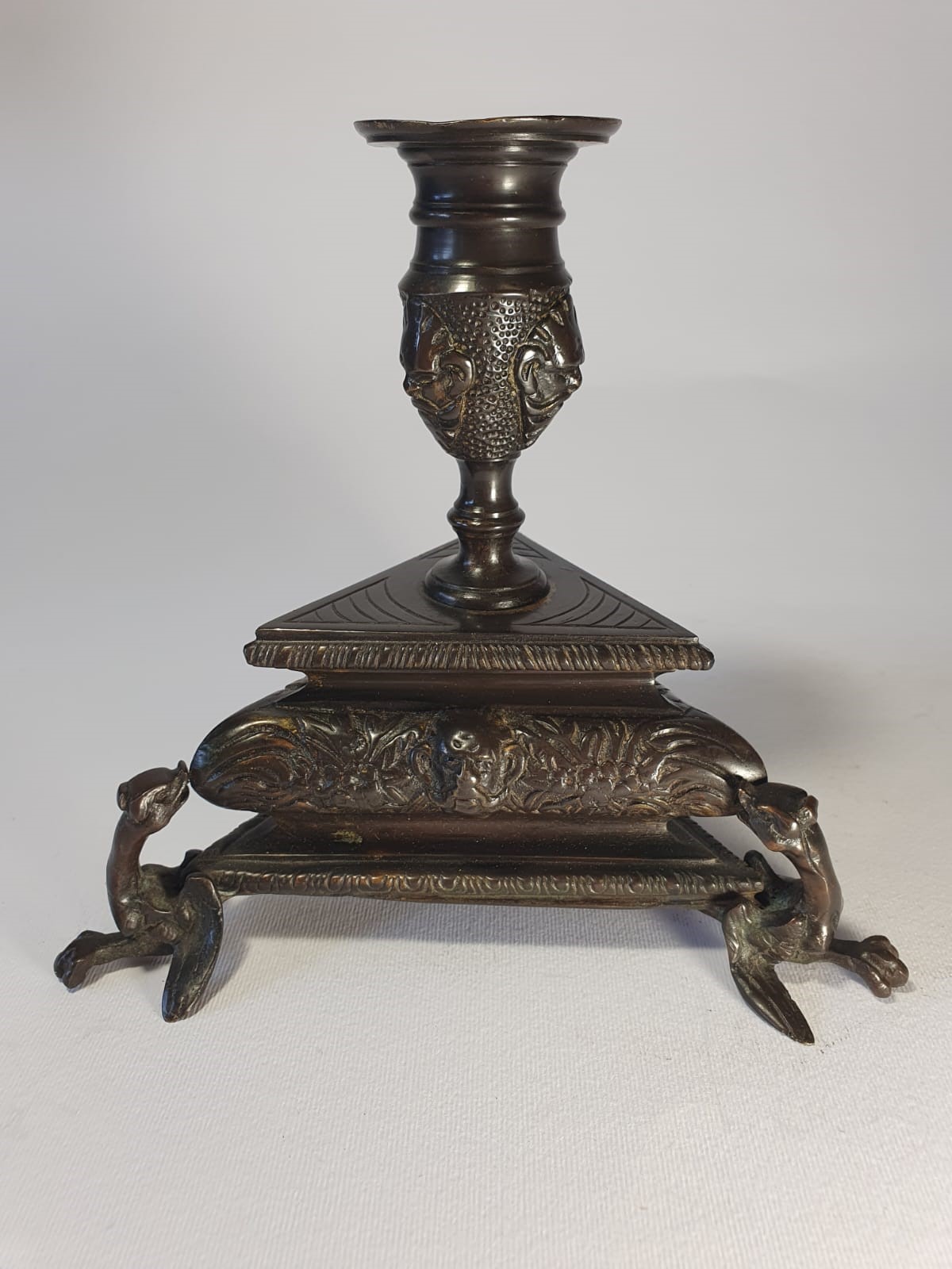 Due candelieri con draghi