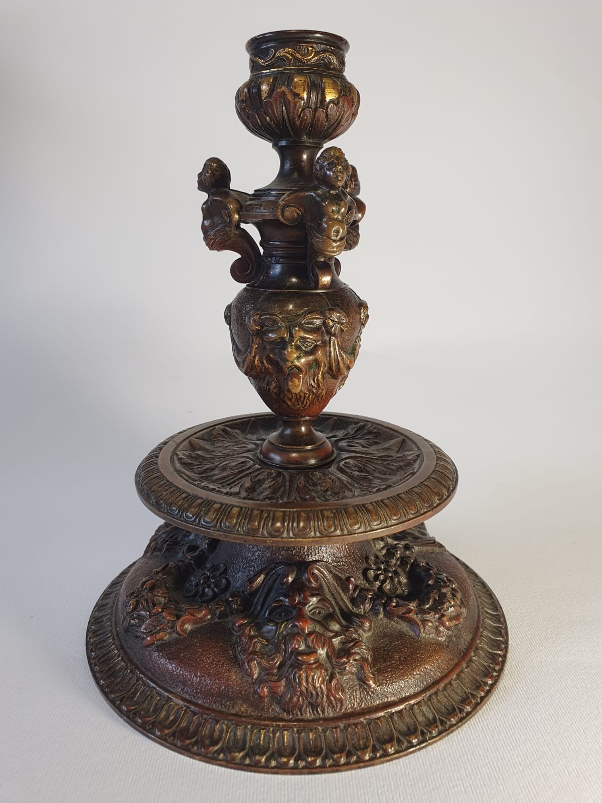 Candeliere istoriato