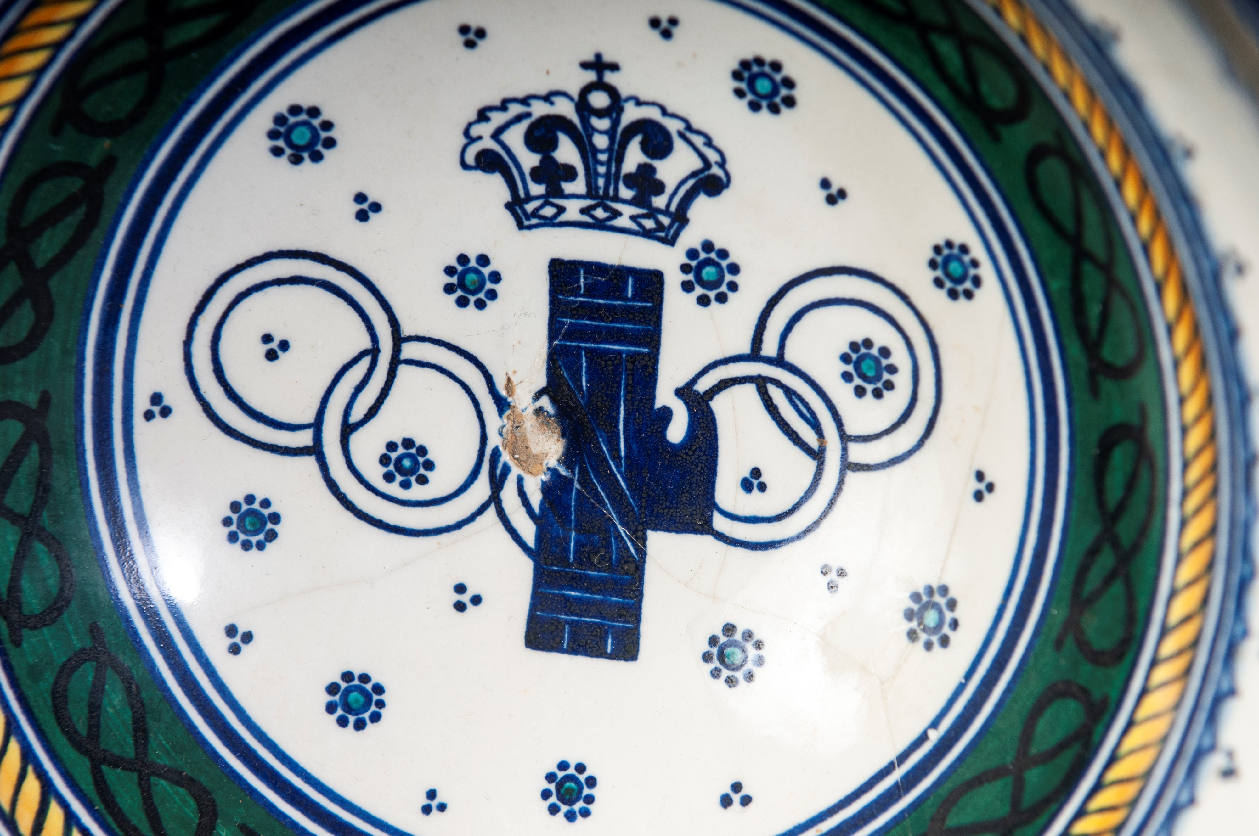 Coppa pubblicitaria in ceramica policroma