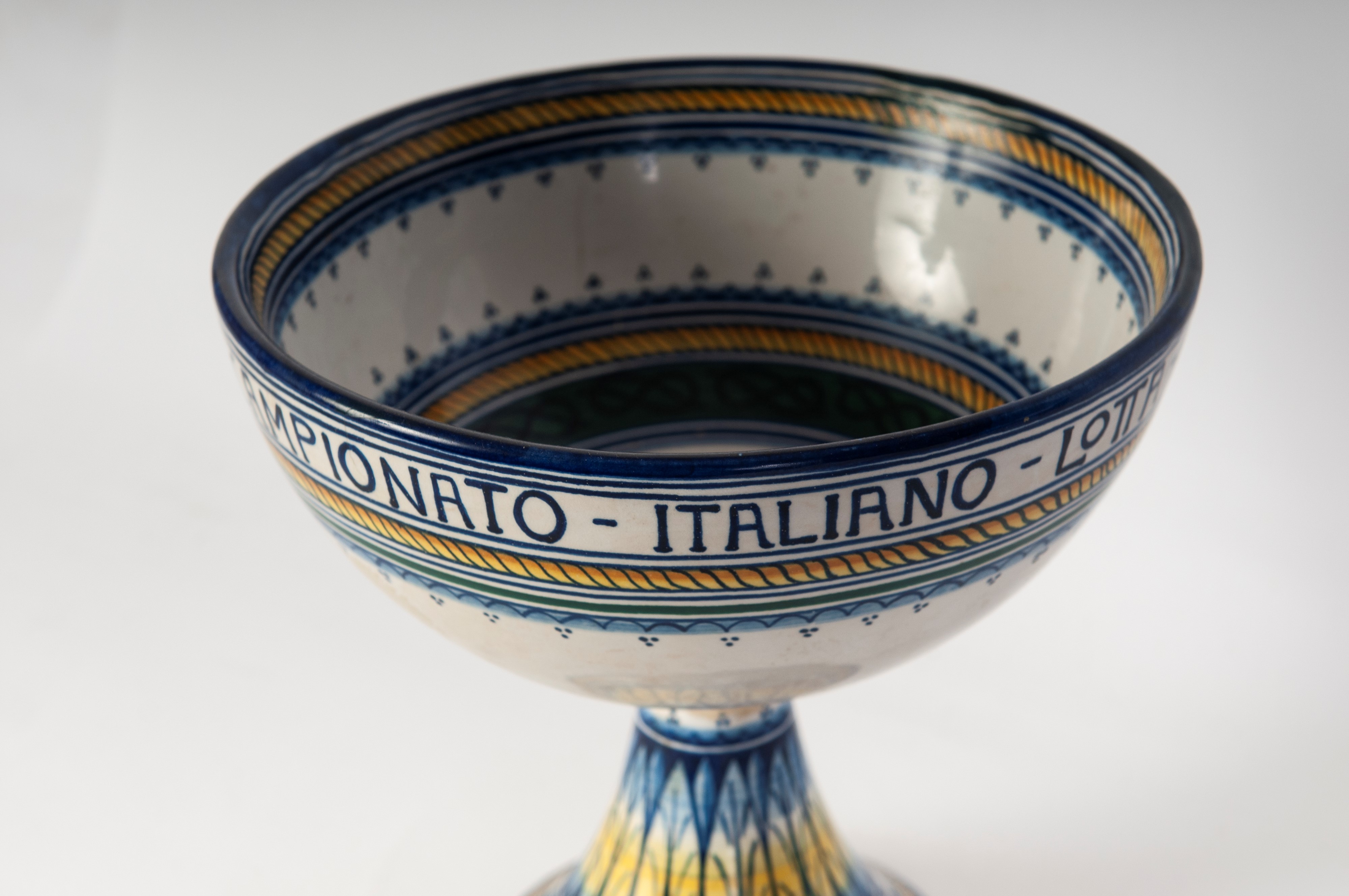 Coppa pubblicitaria in ceramica policroma