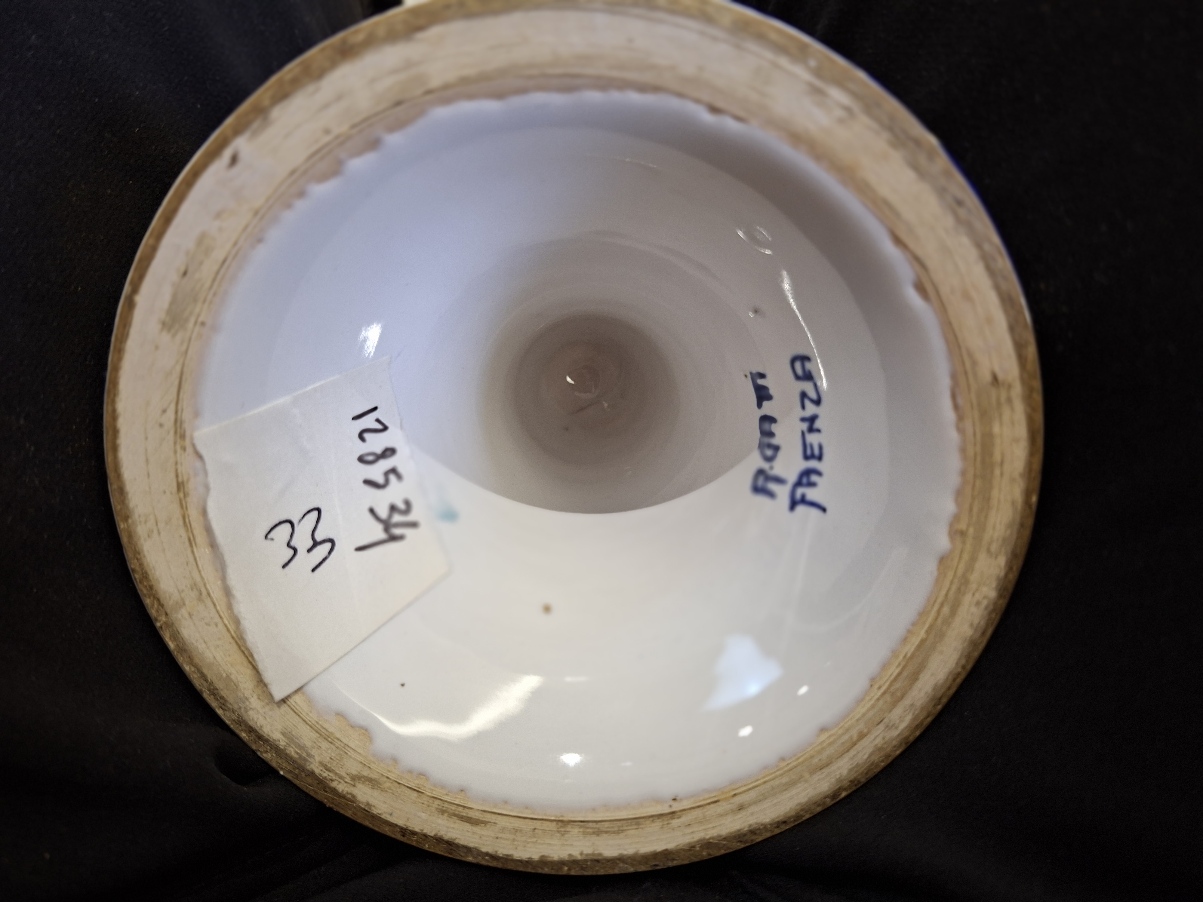 Coppa pubblicitaria in ceramica policroma