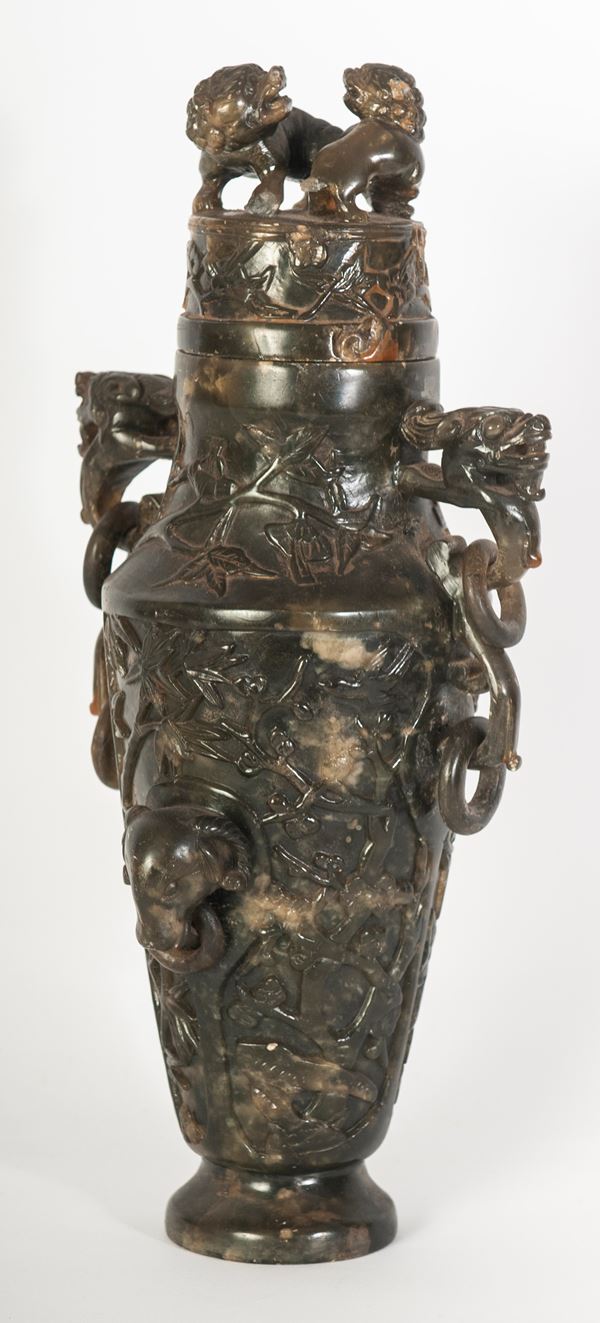 Vaso ad urna  in giadeite verde