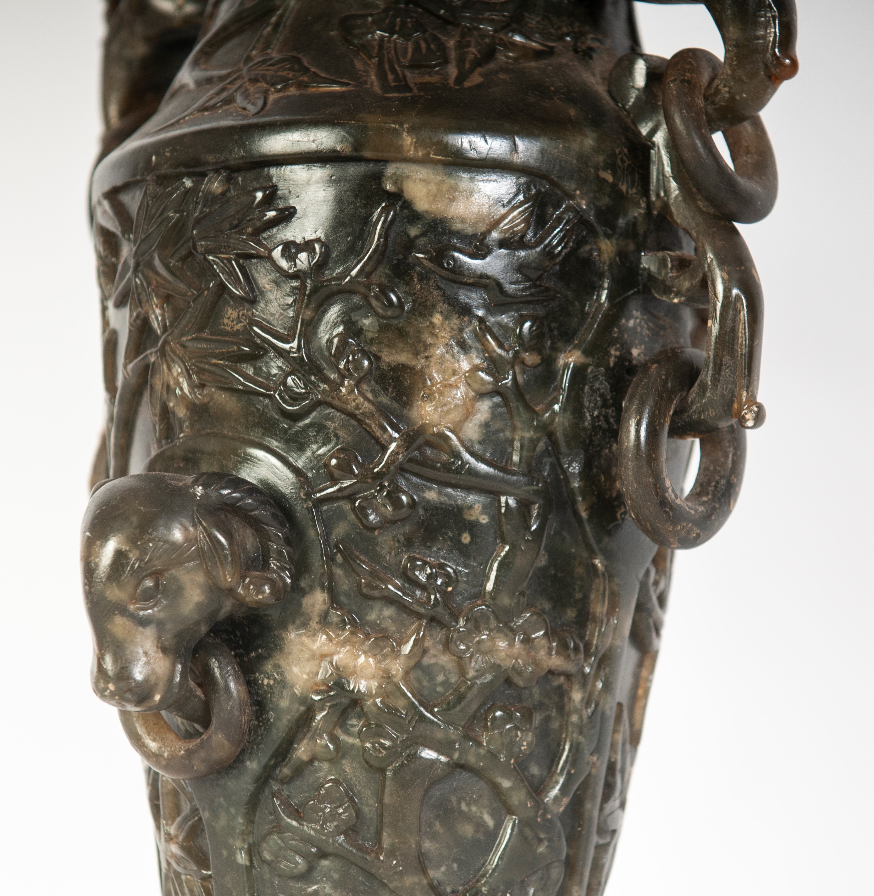 Vaso ad urna in giadeite verde