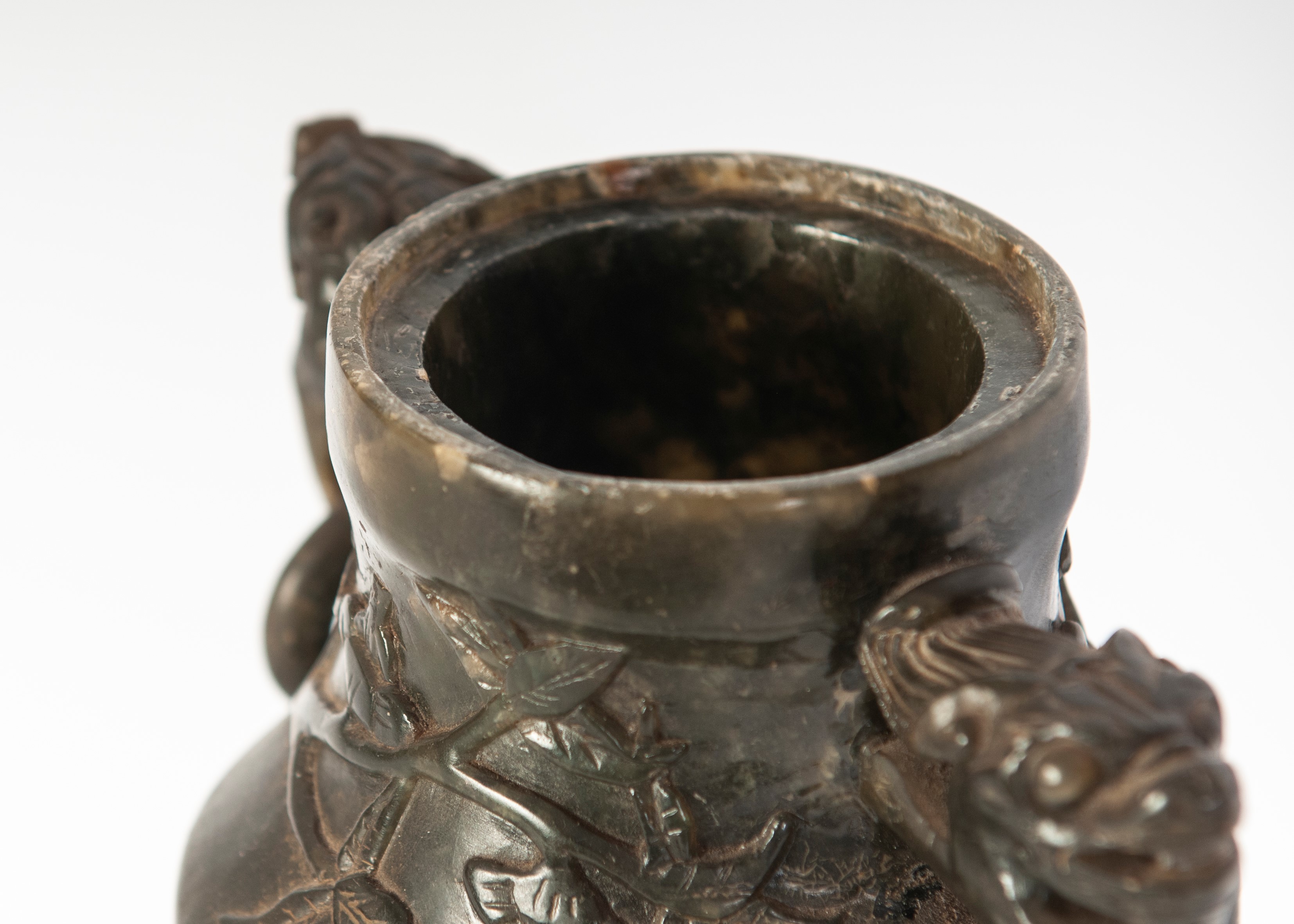 Vaso ad urna in giadeite verde