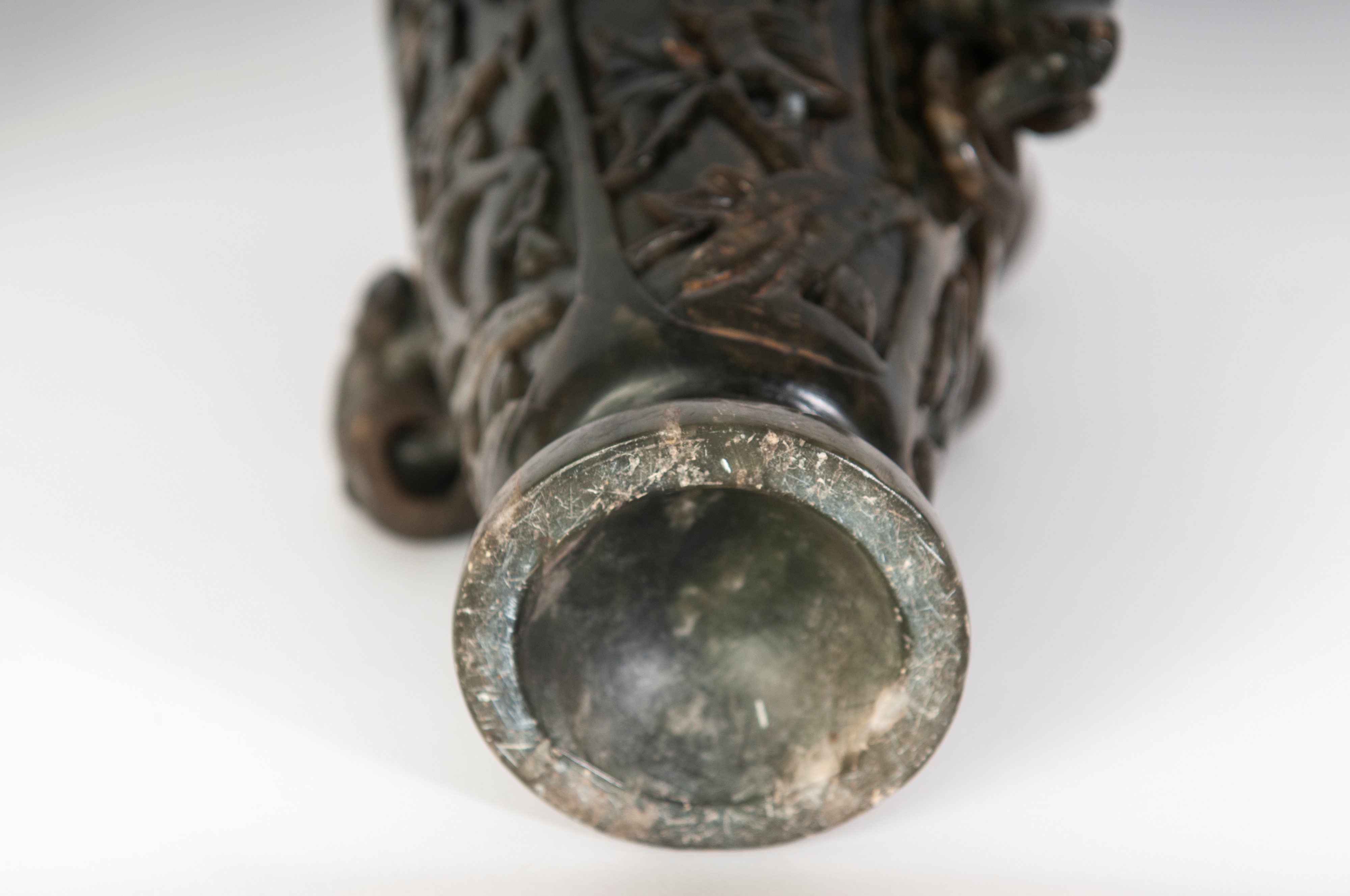 Vaso ad urna in giadeite verde