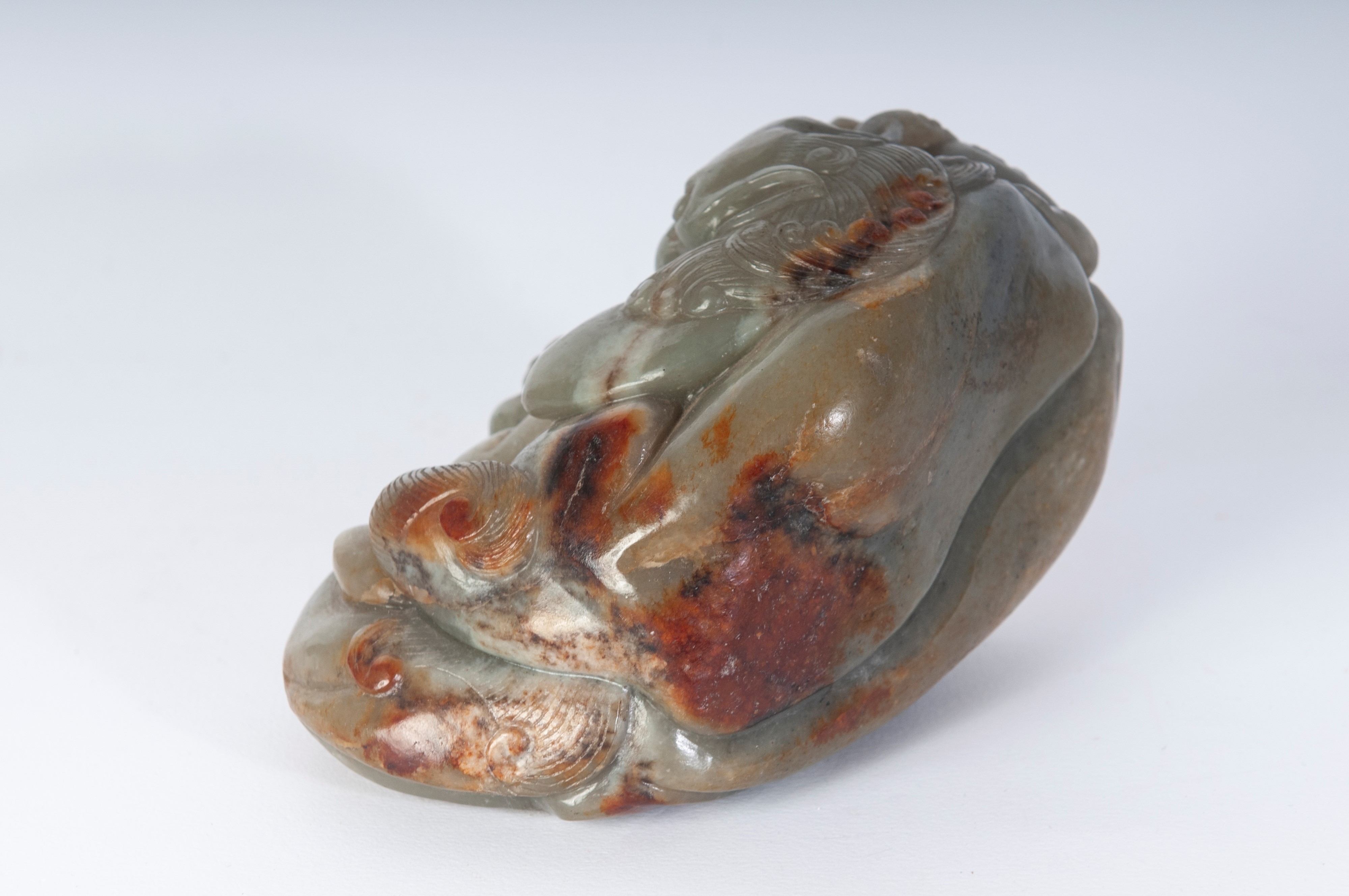 Lotta tra leoni, scultura in giadeite