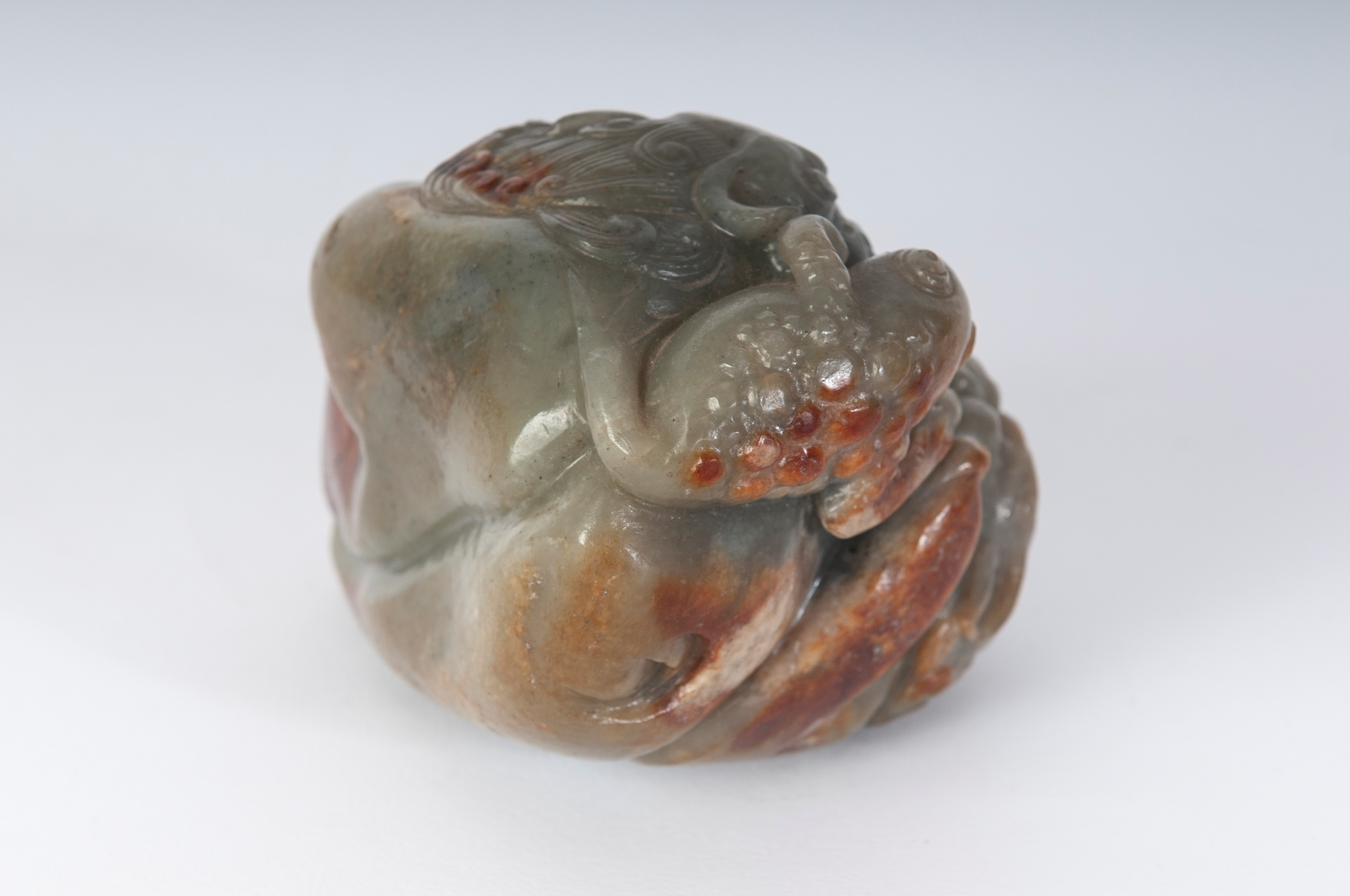 Lotta tra leoni, scultura in giadeite