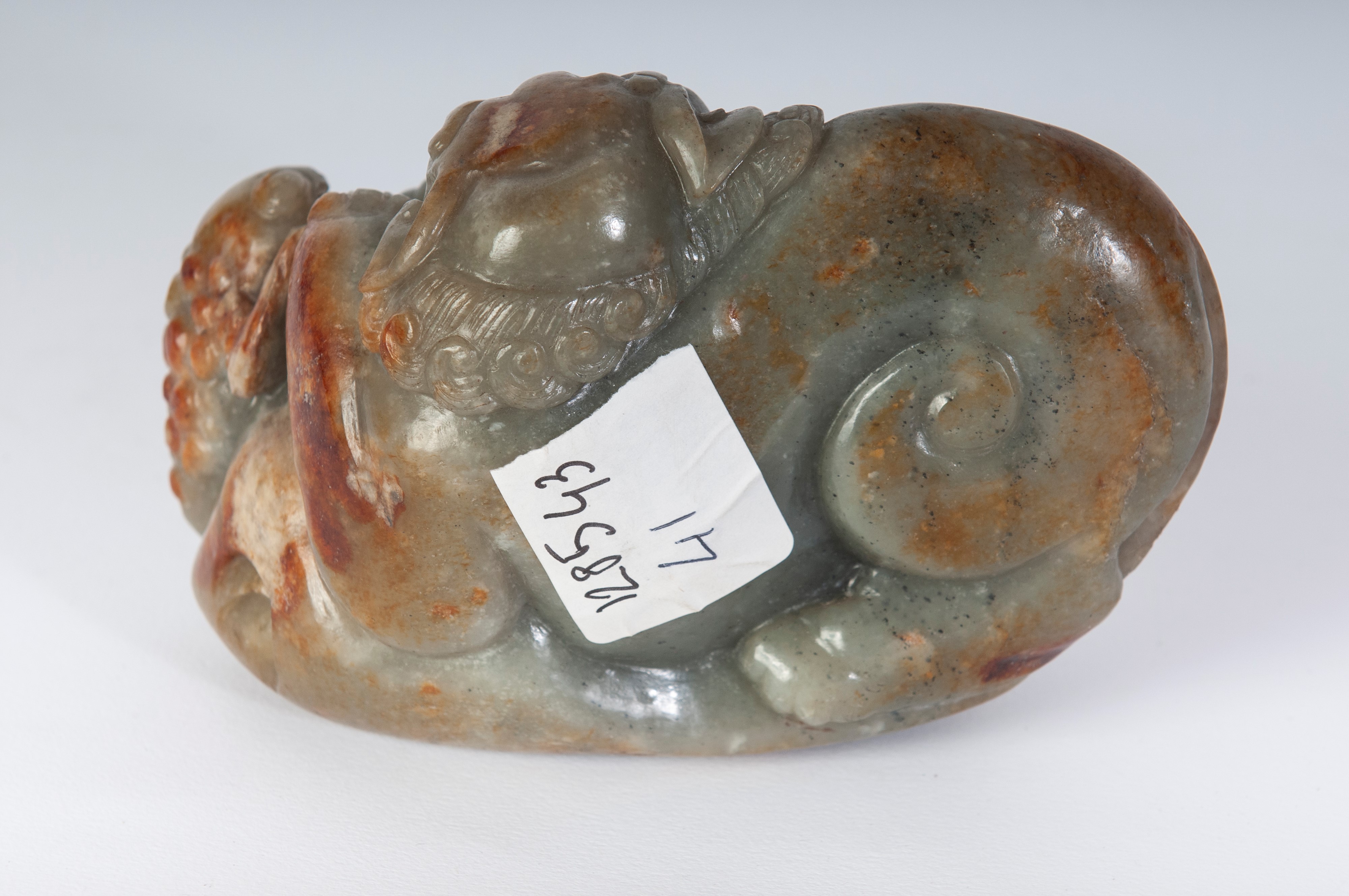 Lotta tra leoni, scultura in giadeite