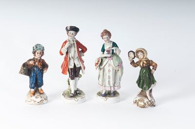 Gruppo di quattro personaggi in porcellana policroma (seconda metà XX secolo)