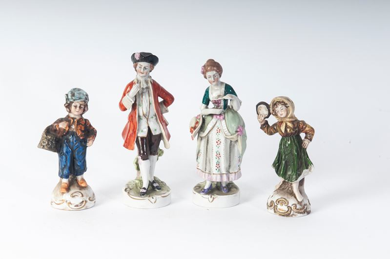 Gruppo di quattro personaggi in porcellana policroma (seconda metà XX secolo)