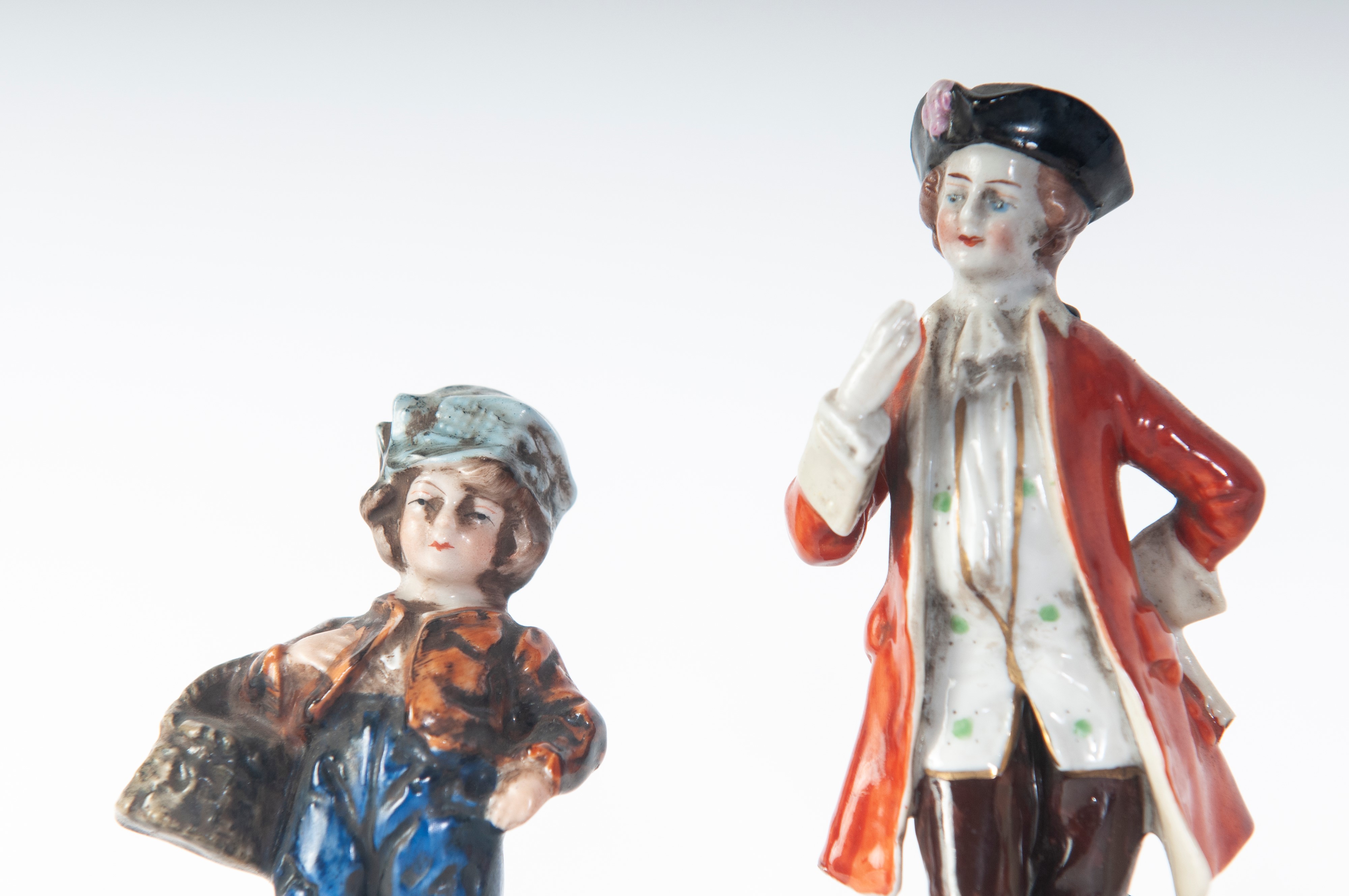 Gruppo di quattro personaggi in porcellana policroma (seconda metà XX secolo)