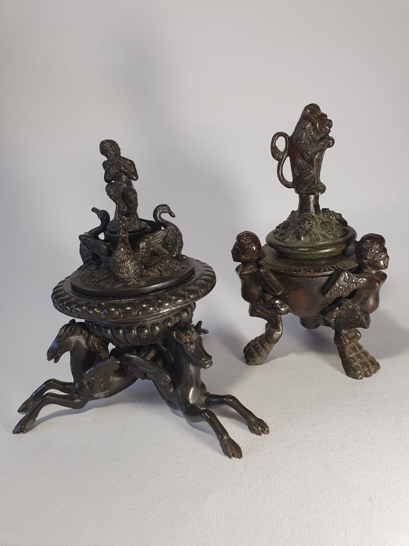 Due calamai: uno con ippocampi, uno con Leone reggiscudo (Marzocco?)