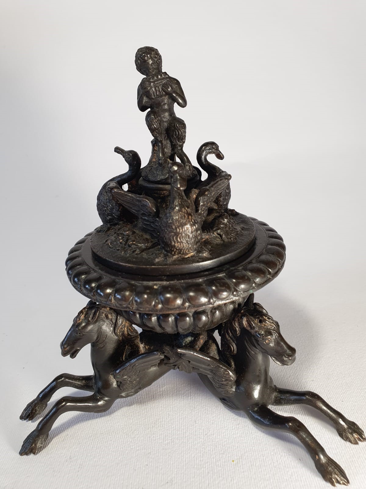 Due calamai: uno con ippocampi, uno con Leone reggiscudo (Marzocco?)