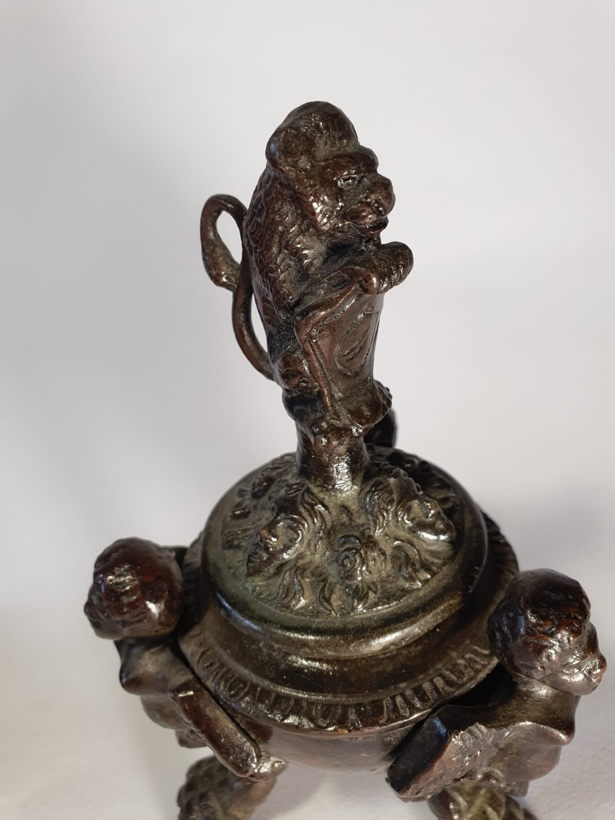 Due calamai: uno con ippocampi, uno con Leone reggiscudo (Marzocco?)