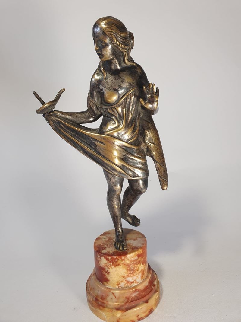 Donna discinta spaventata