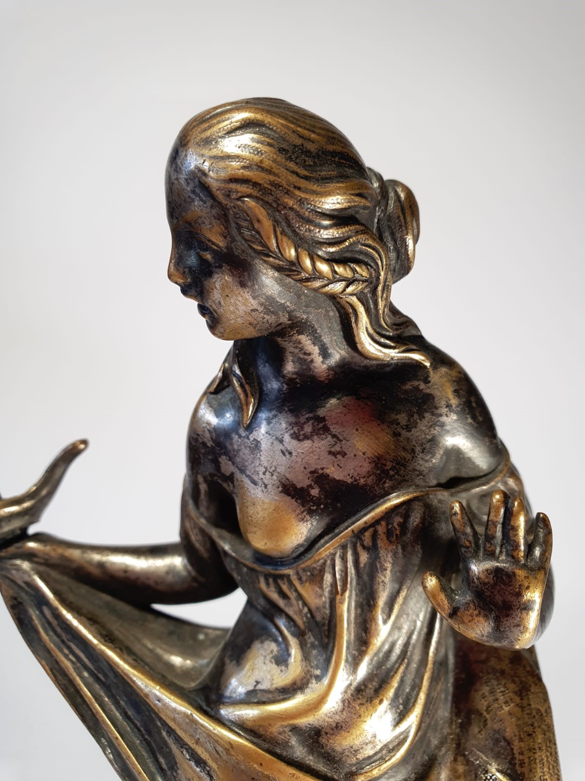 Donna discinta spaventata