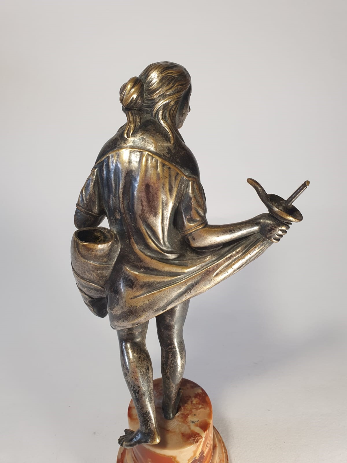 Donna discinta spaventata