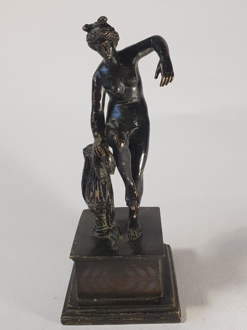 Venerina con anfora, da motivo archeologico