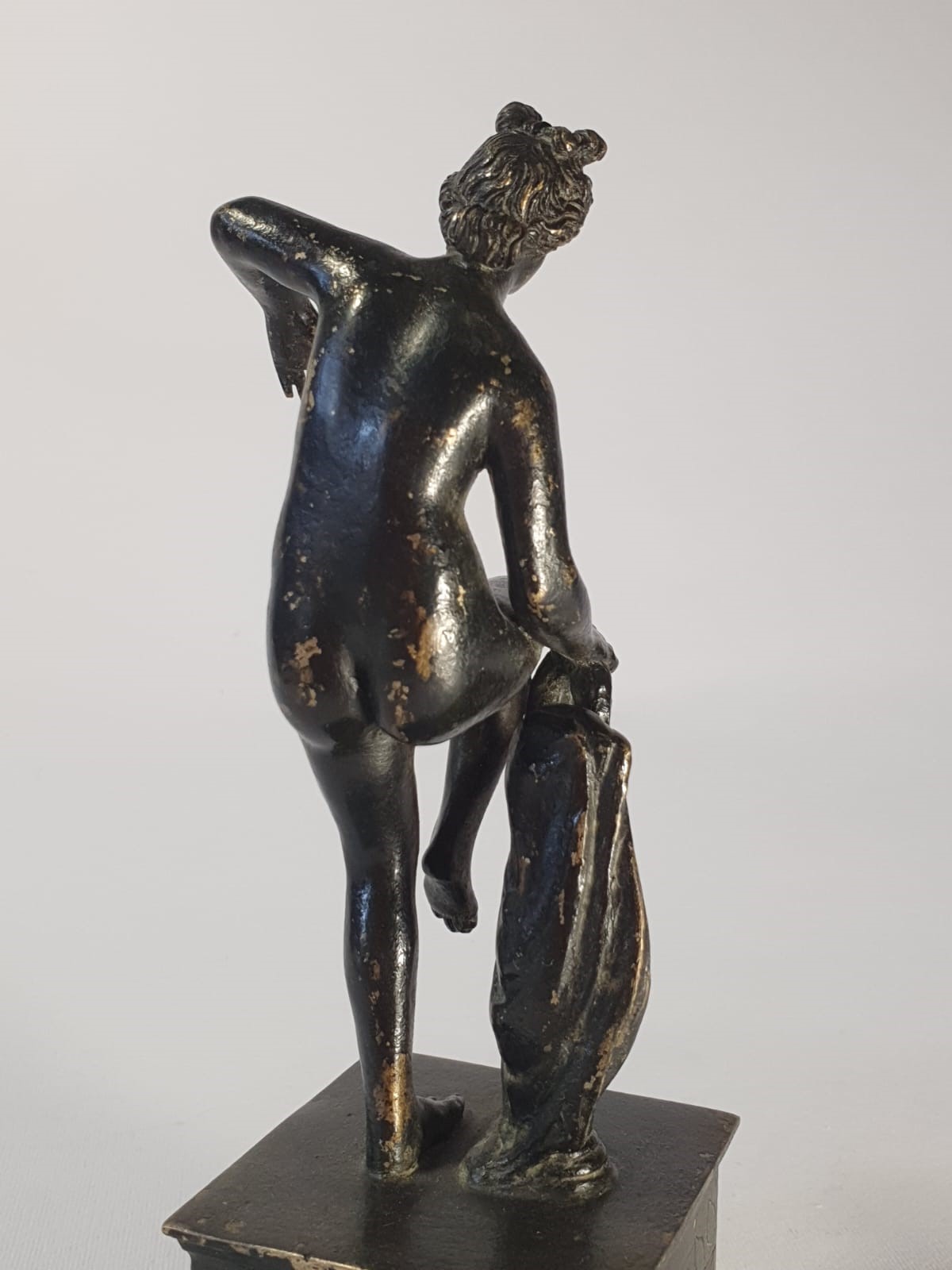 Venerina con anfora, da motivo archeologico