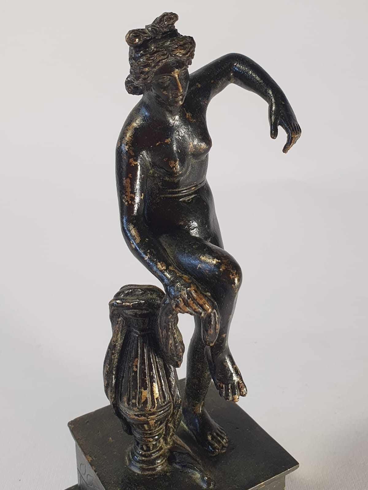 Venerina con anfora, da motivo archeologico