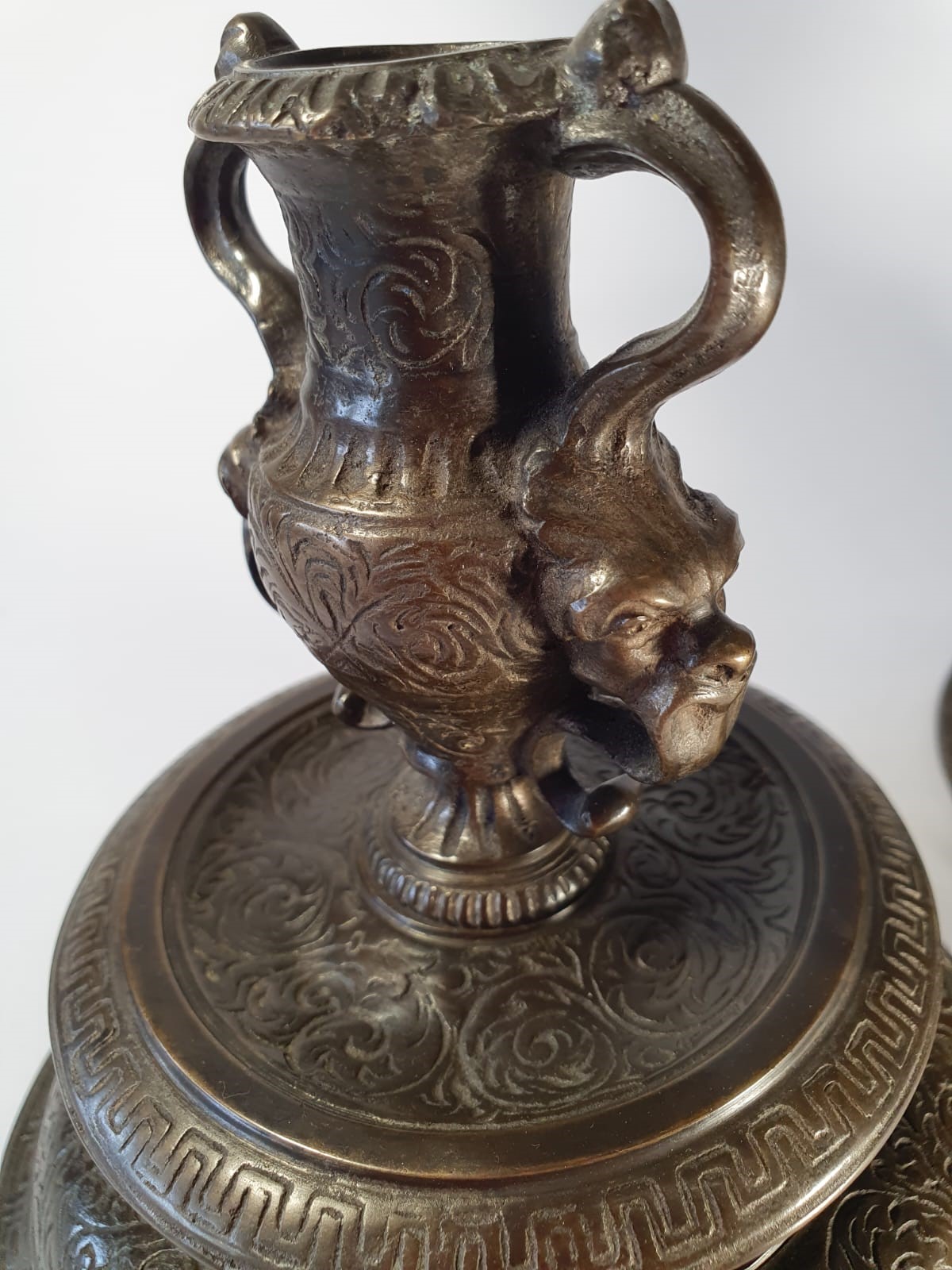 Due candelieri bulinati