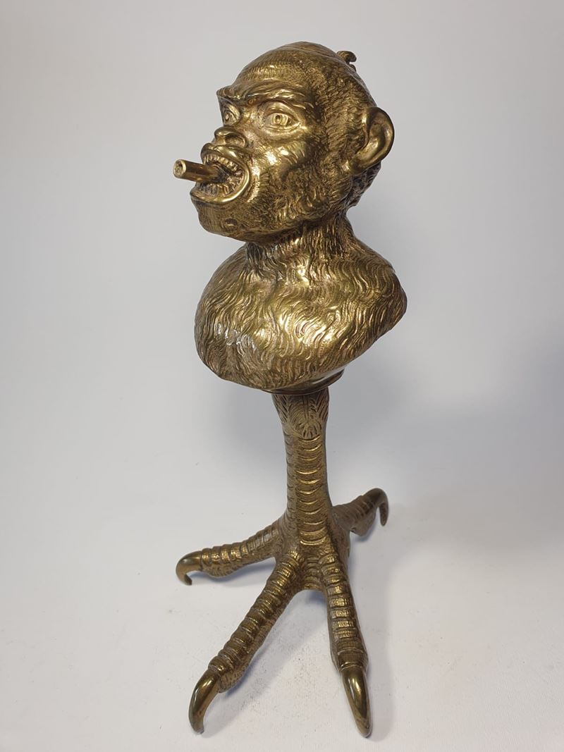 Lucerna con testa di scimmia su zampa di rapace, da motivi rinascimentali